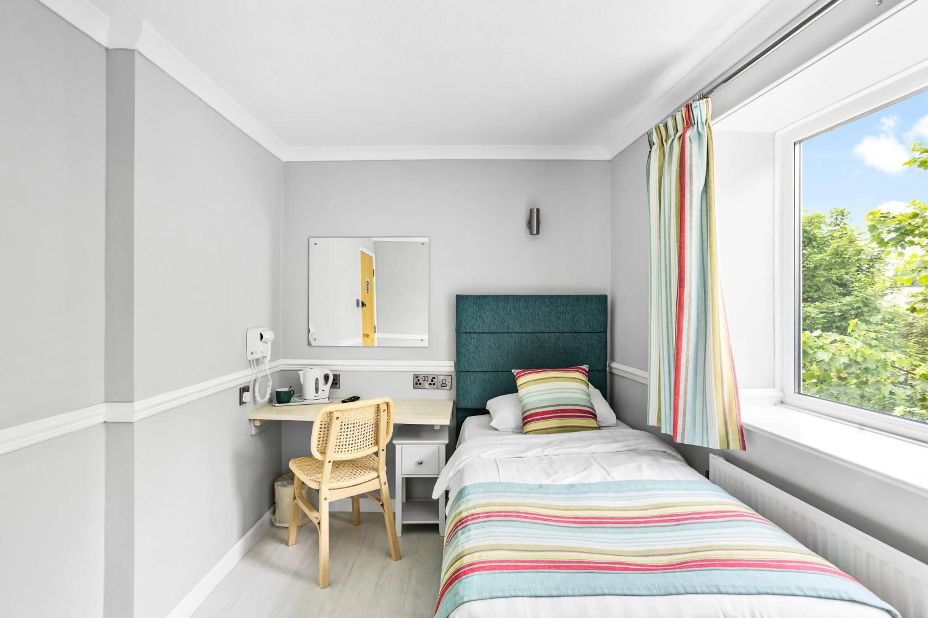 Bedroom, Bed in Waters Edge Hotel Torquay