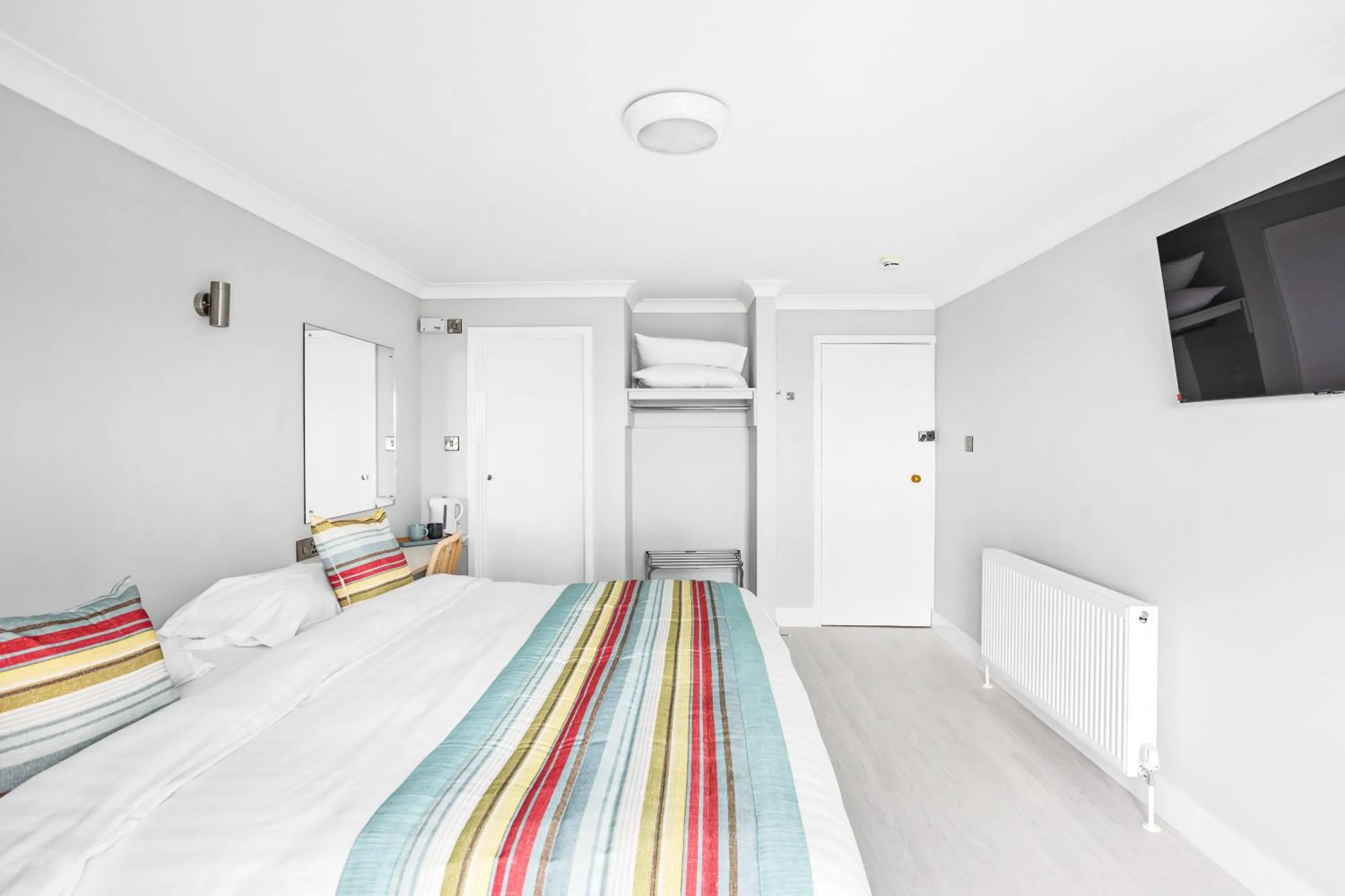 Bedroom, Bed in Waters Edge Hotel Torquay