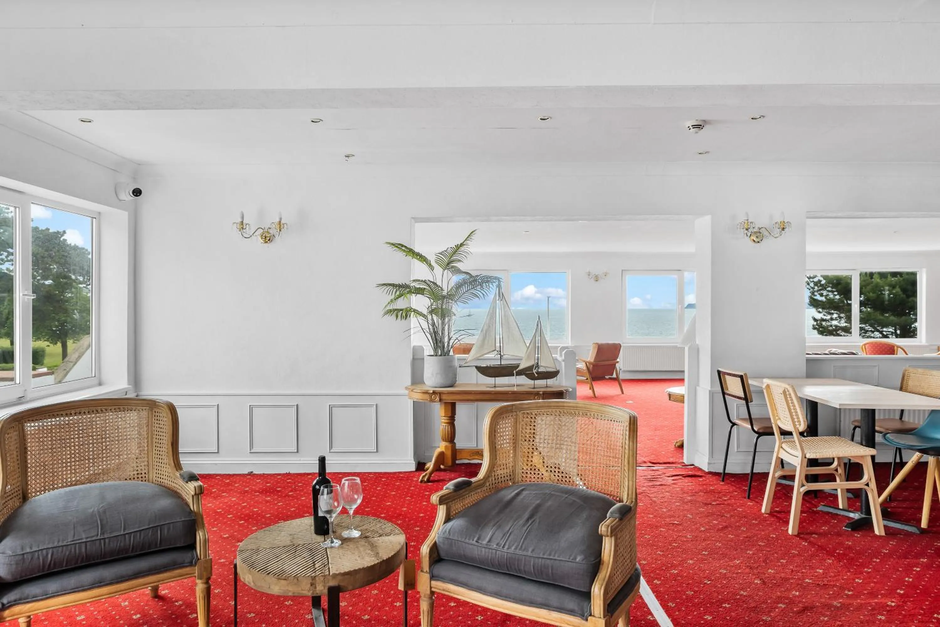 Seating area in Waters Edge Hotel Torquay