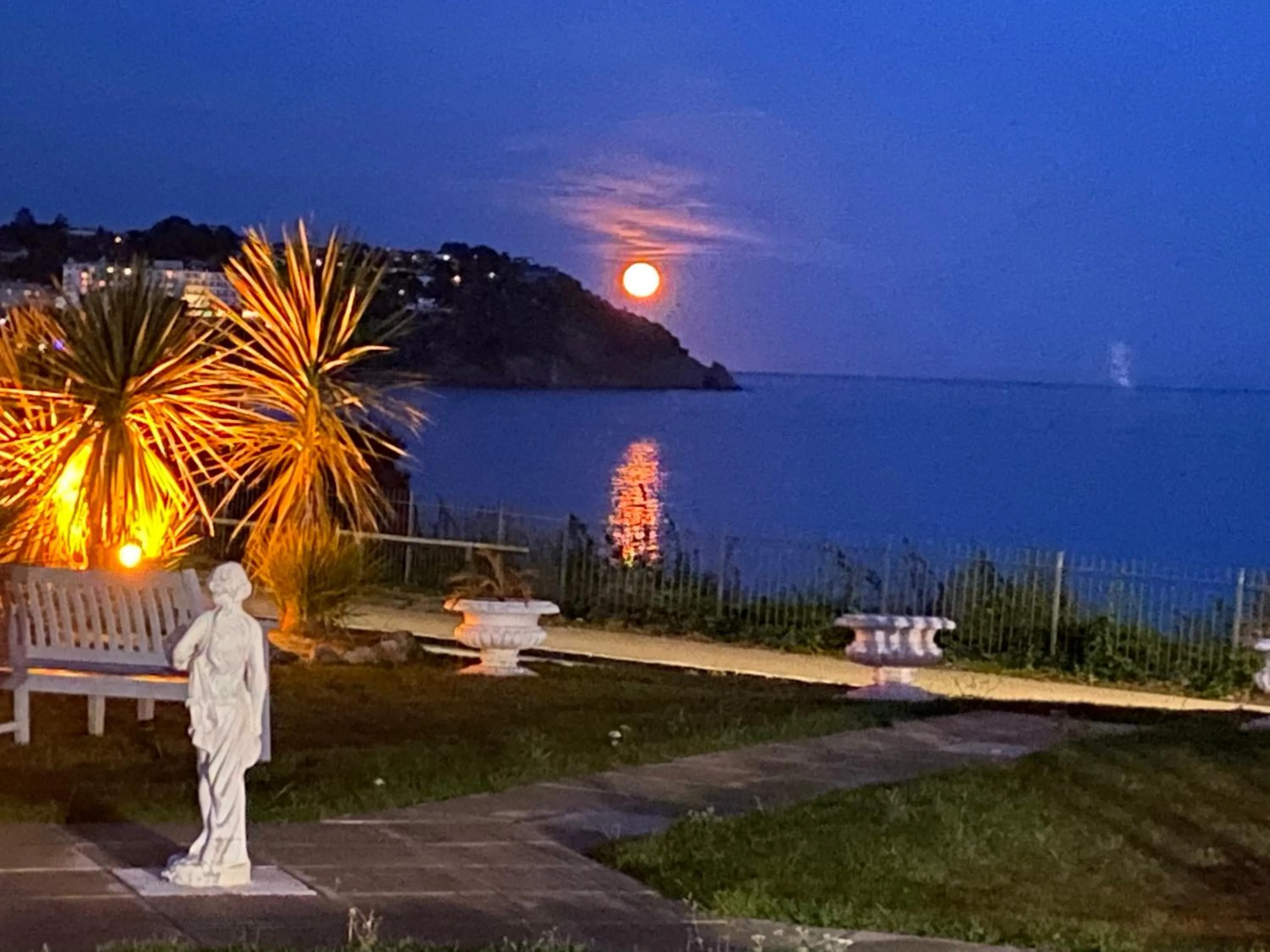 Night in Waters Edge Hotel Torquay