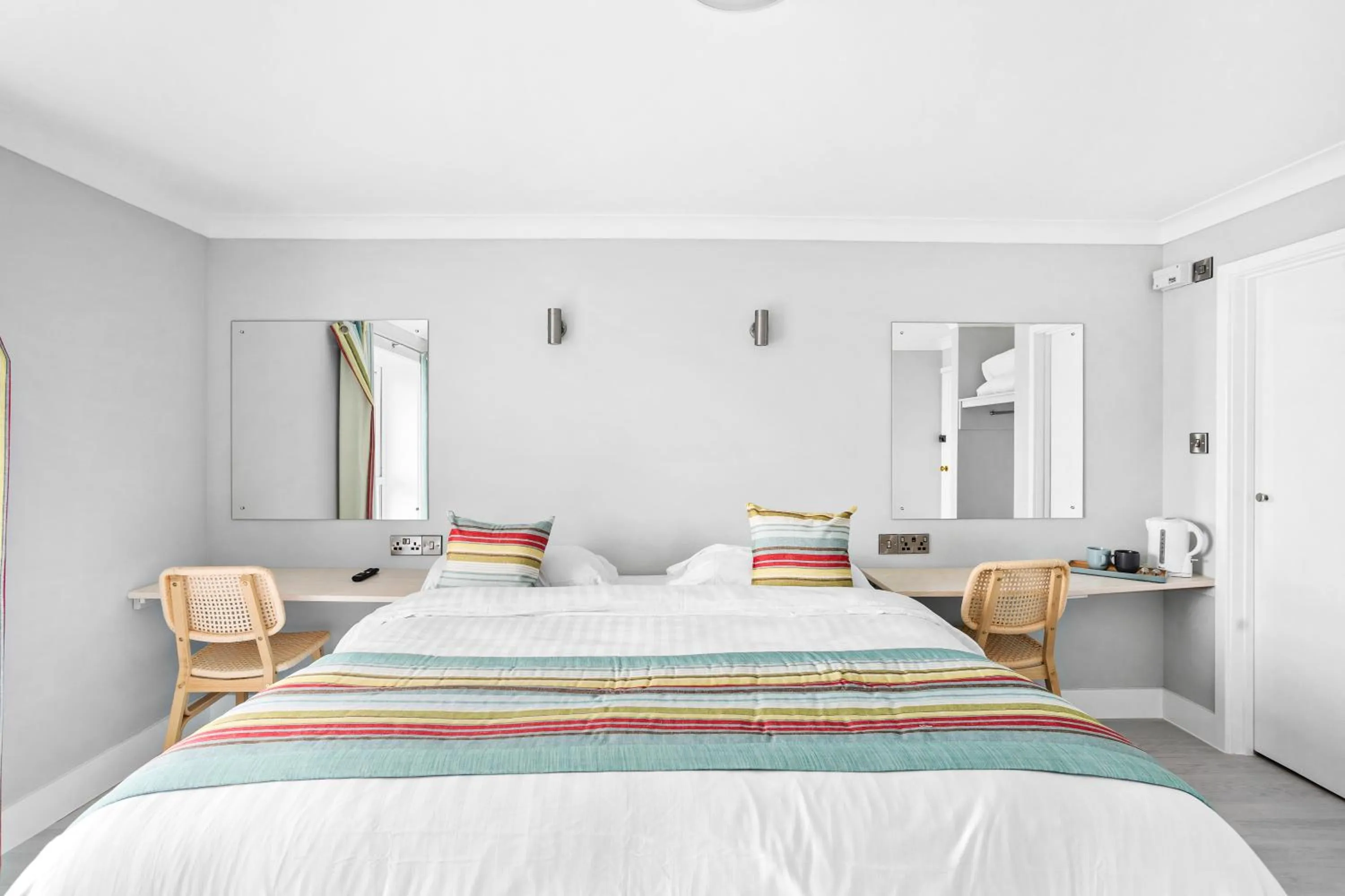 Bedroom, Bed in Waters Edge Hotel Torquay