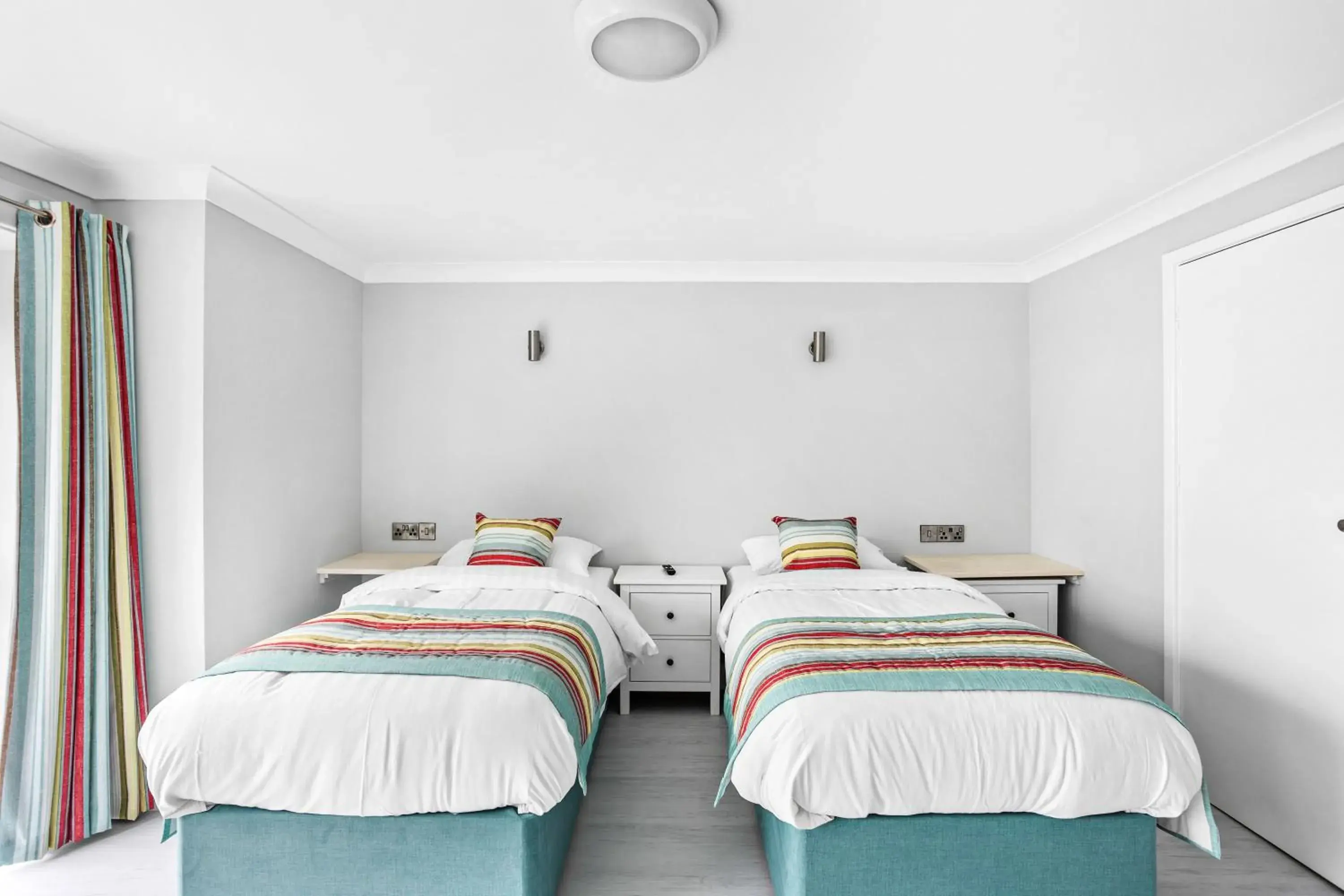 Twin Room with Private Bathroom in Waters Edge Hotel Torquay Twin Room with Private Bathroom in Waters Edge Hotel Torquay