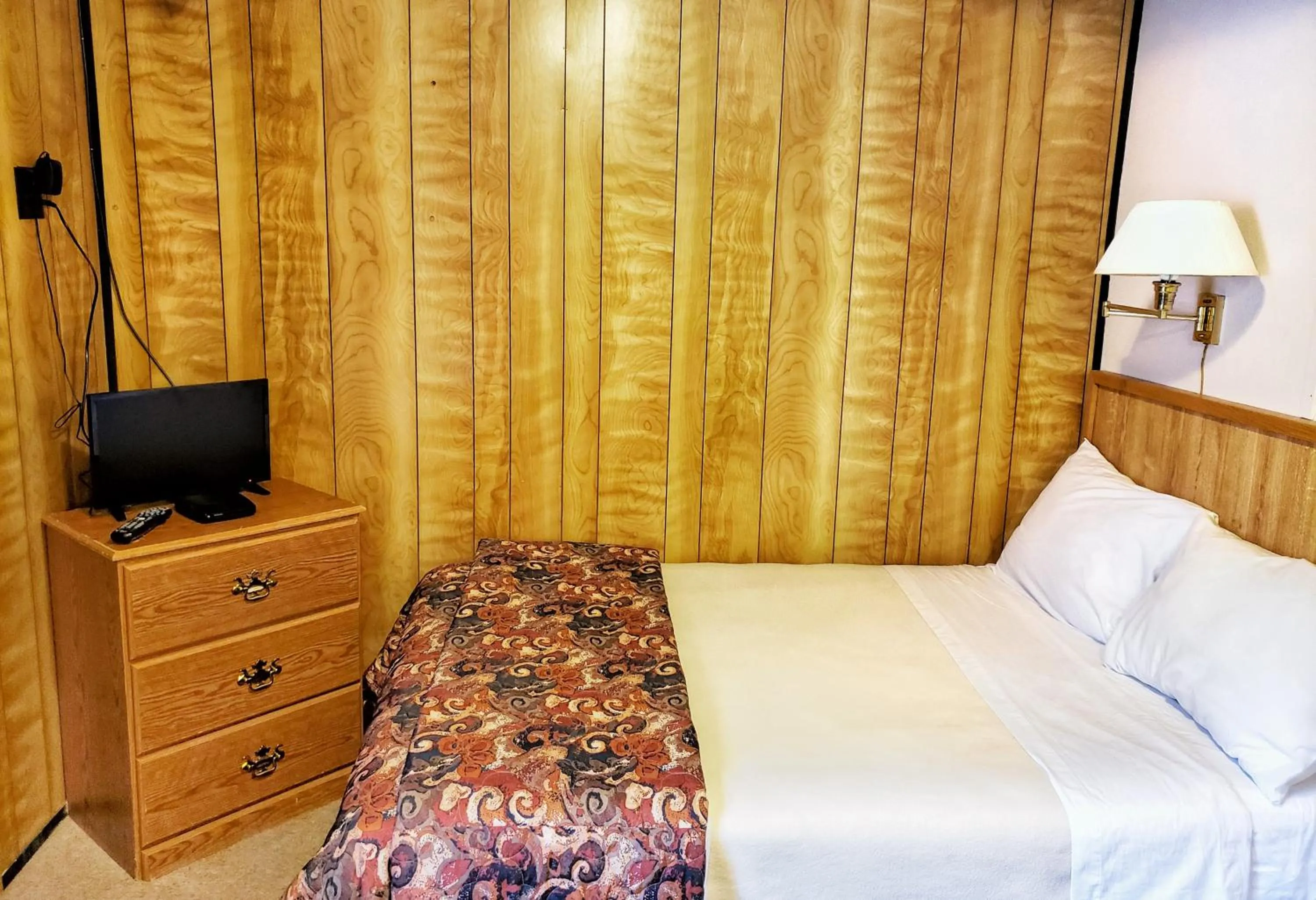 Photo of the whole room in Keystone Hotel