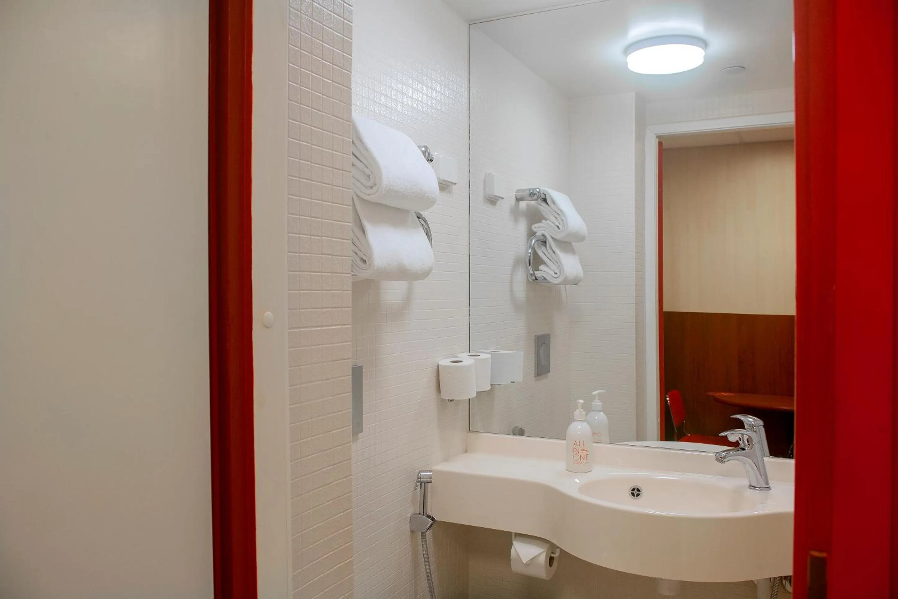 Shower in Omena Hotel Helsinki City Centre