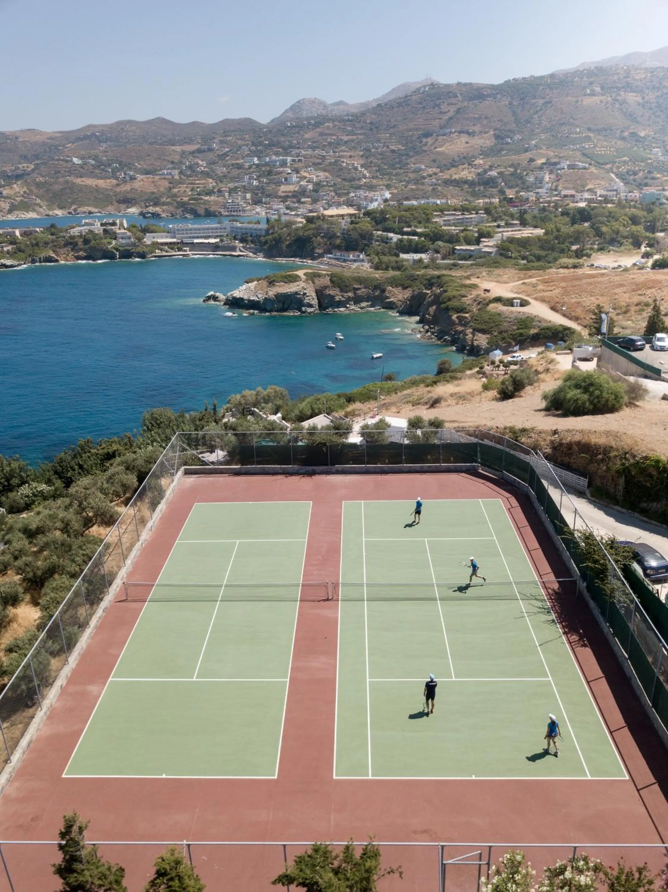 Tennis court in Peninsula Resort & Spa