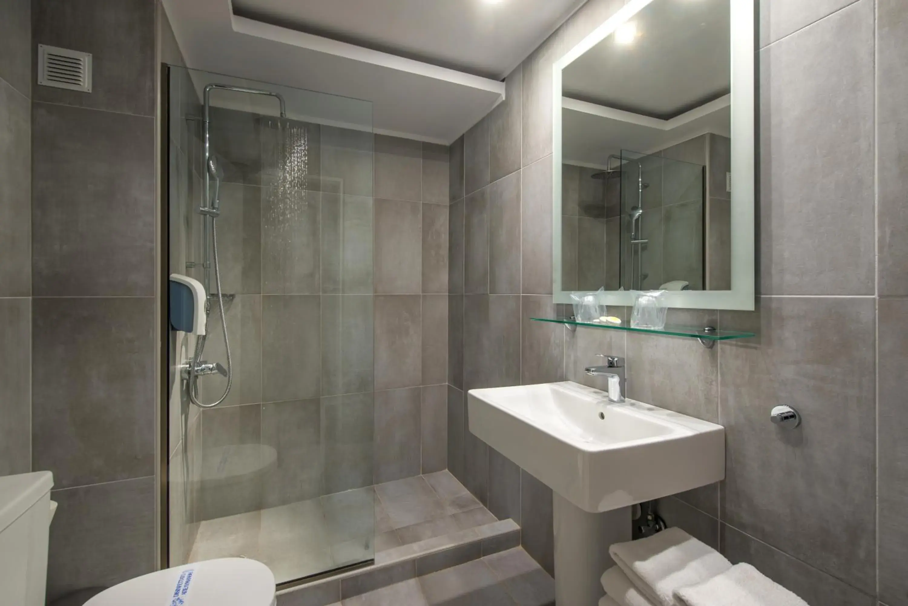 Bathroom in Peninsula Resort & Spa Bathroom in Peninsula Resort & Spa