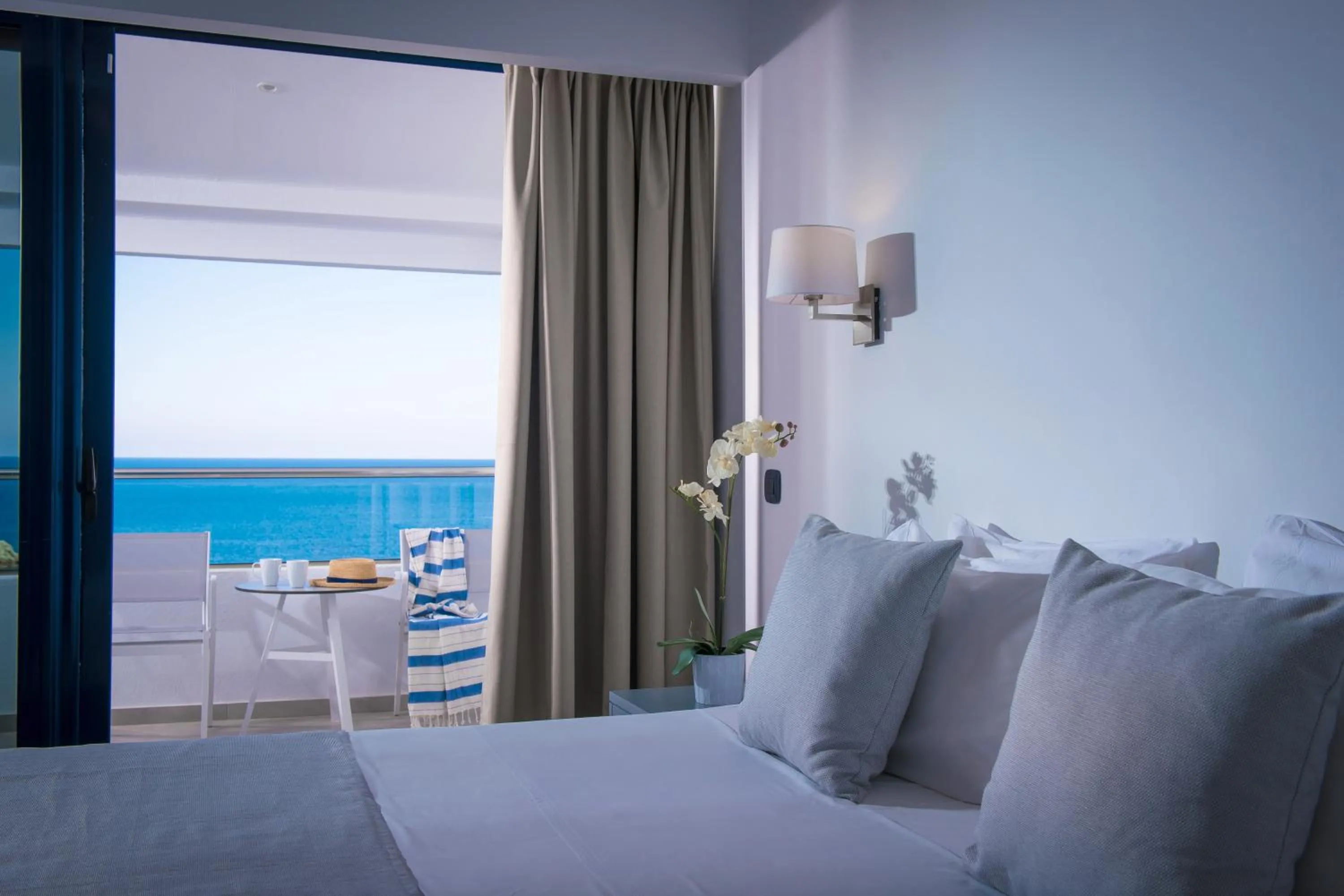 Bed in Peninsula Resort & Spa