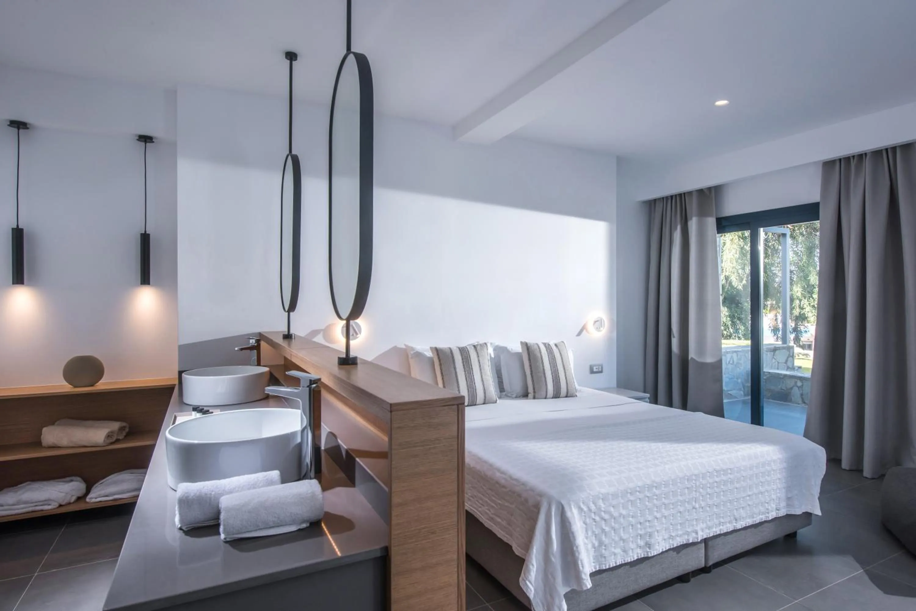 Photo of the whole room, Bed in Peninsula Resort & Spa