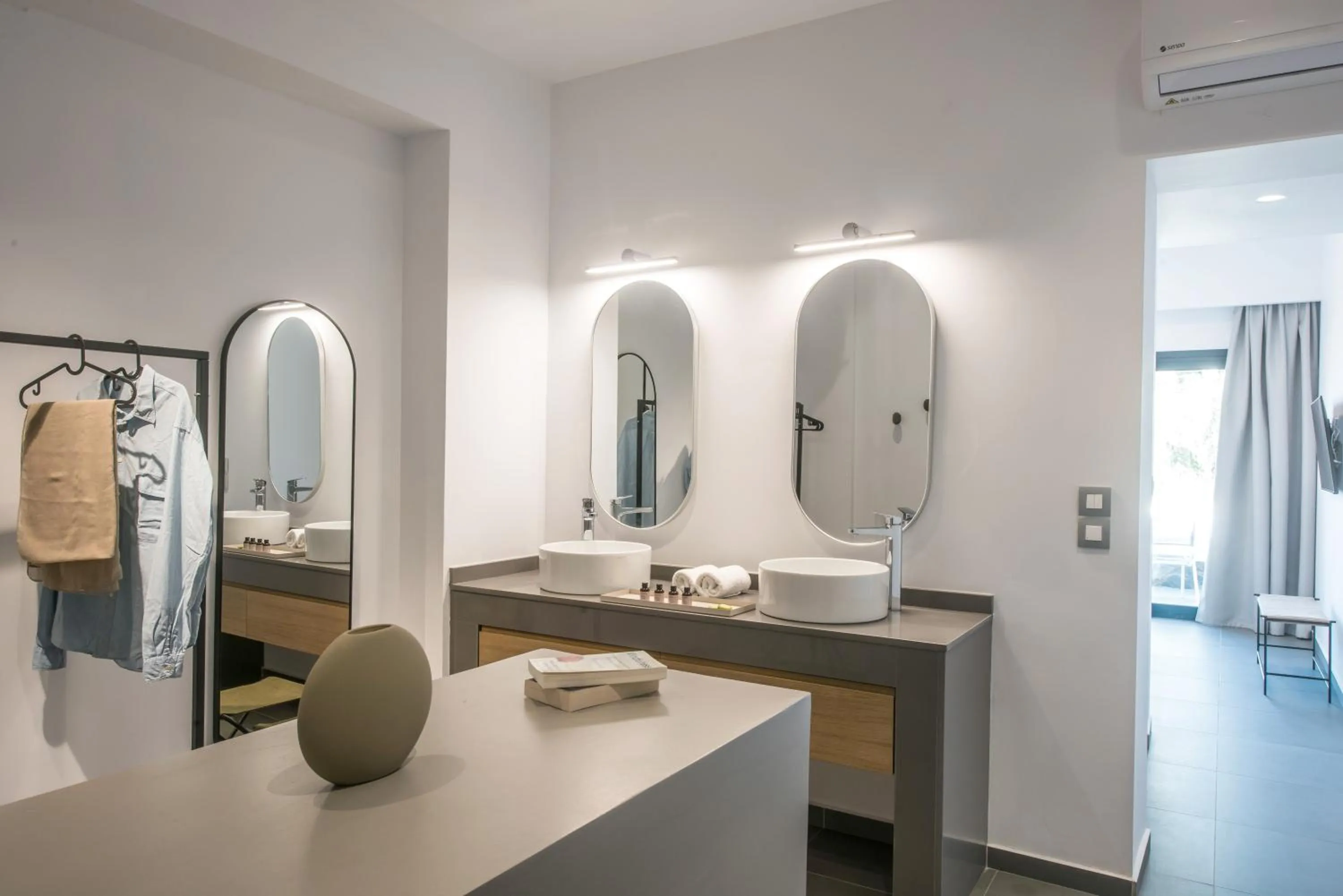 wardrobe in Peninsula Resort & Spa