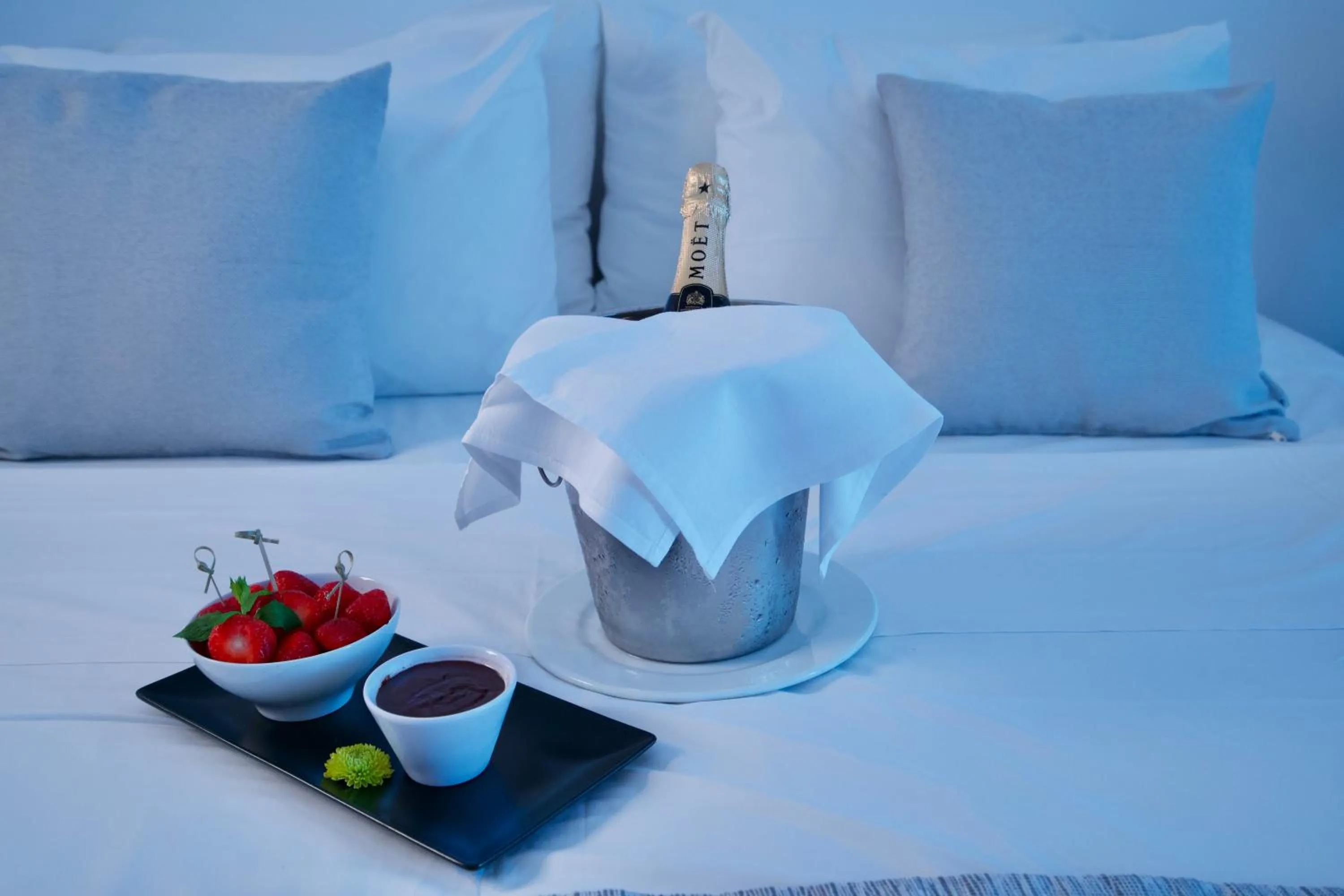 Food and drinks, Bed in Peninsula Resort & Spa