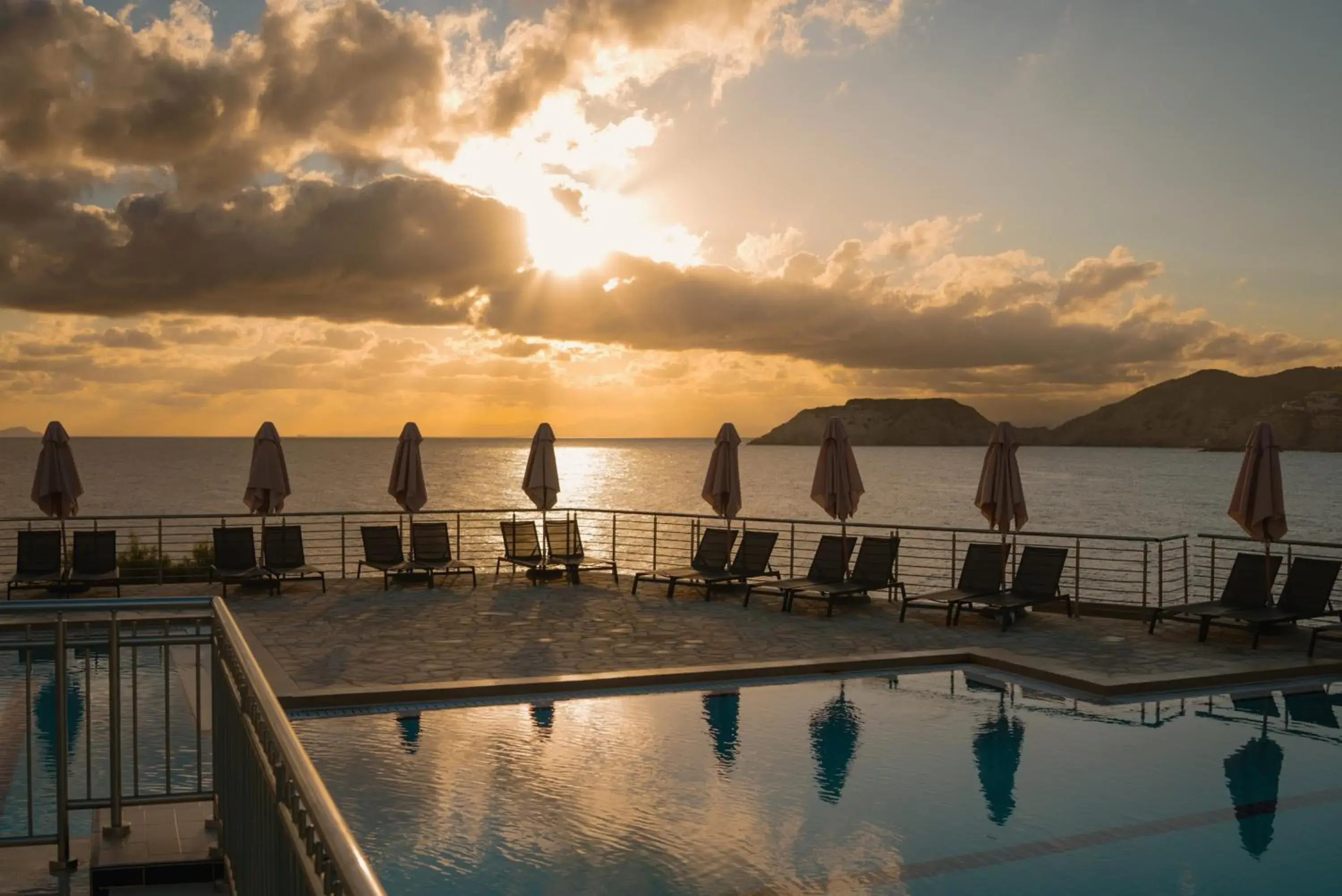 Swimming pool in Peninsula Resort & Spa Swimming pool in Peninsula Resort & Spa