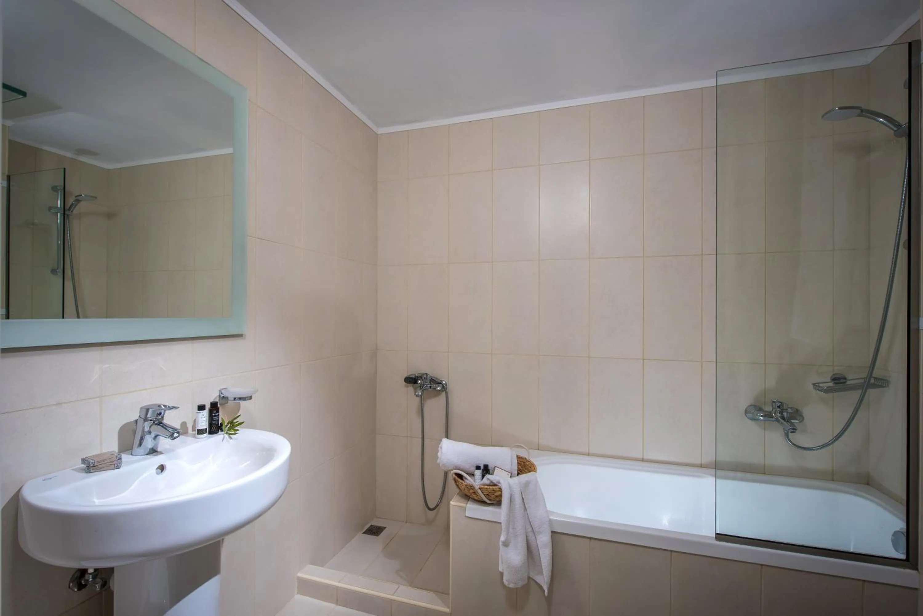 Bath in Peninsula Resort & Spa