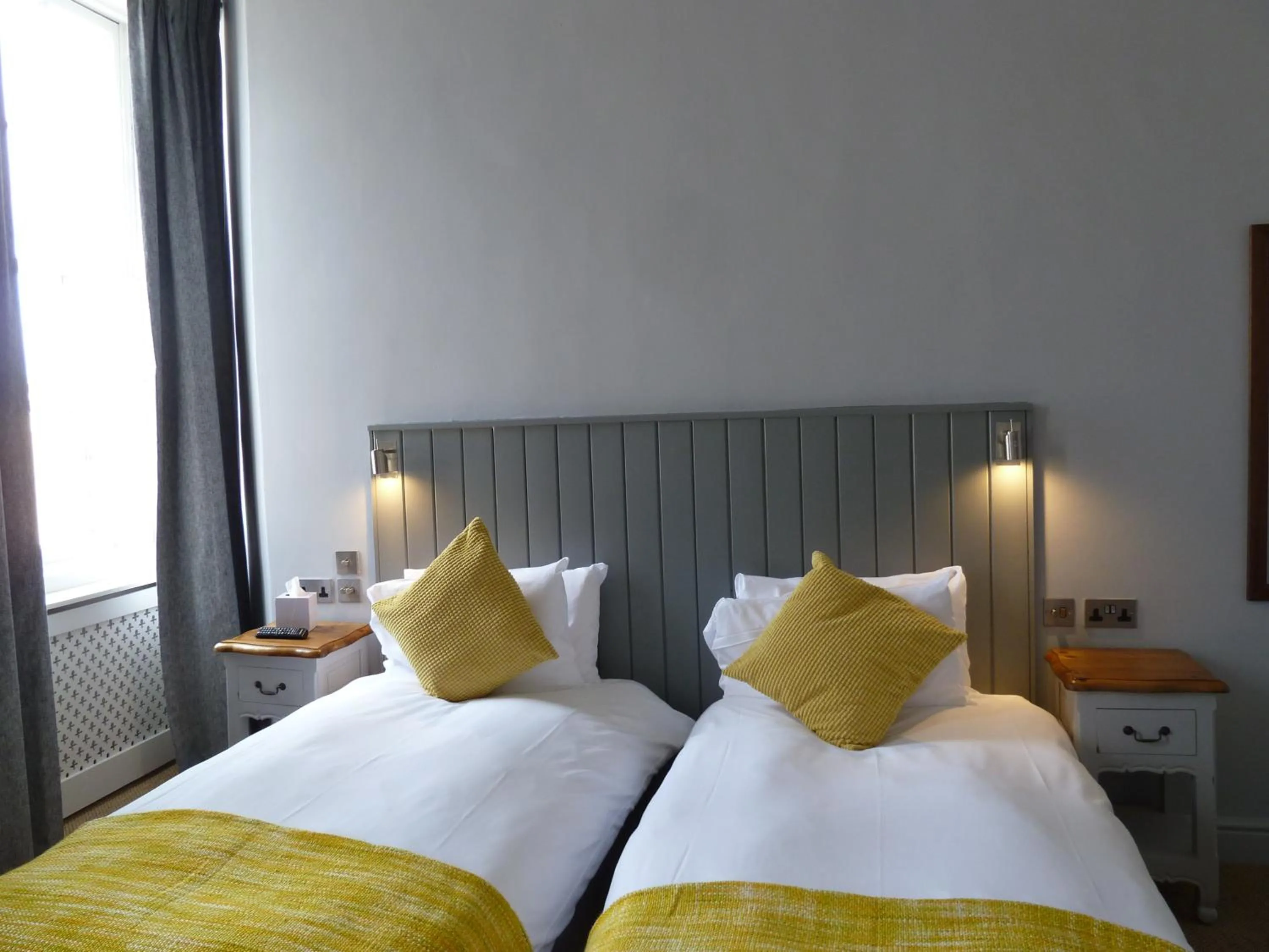Large Twin Room in Edgar Townhouse