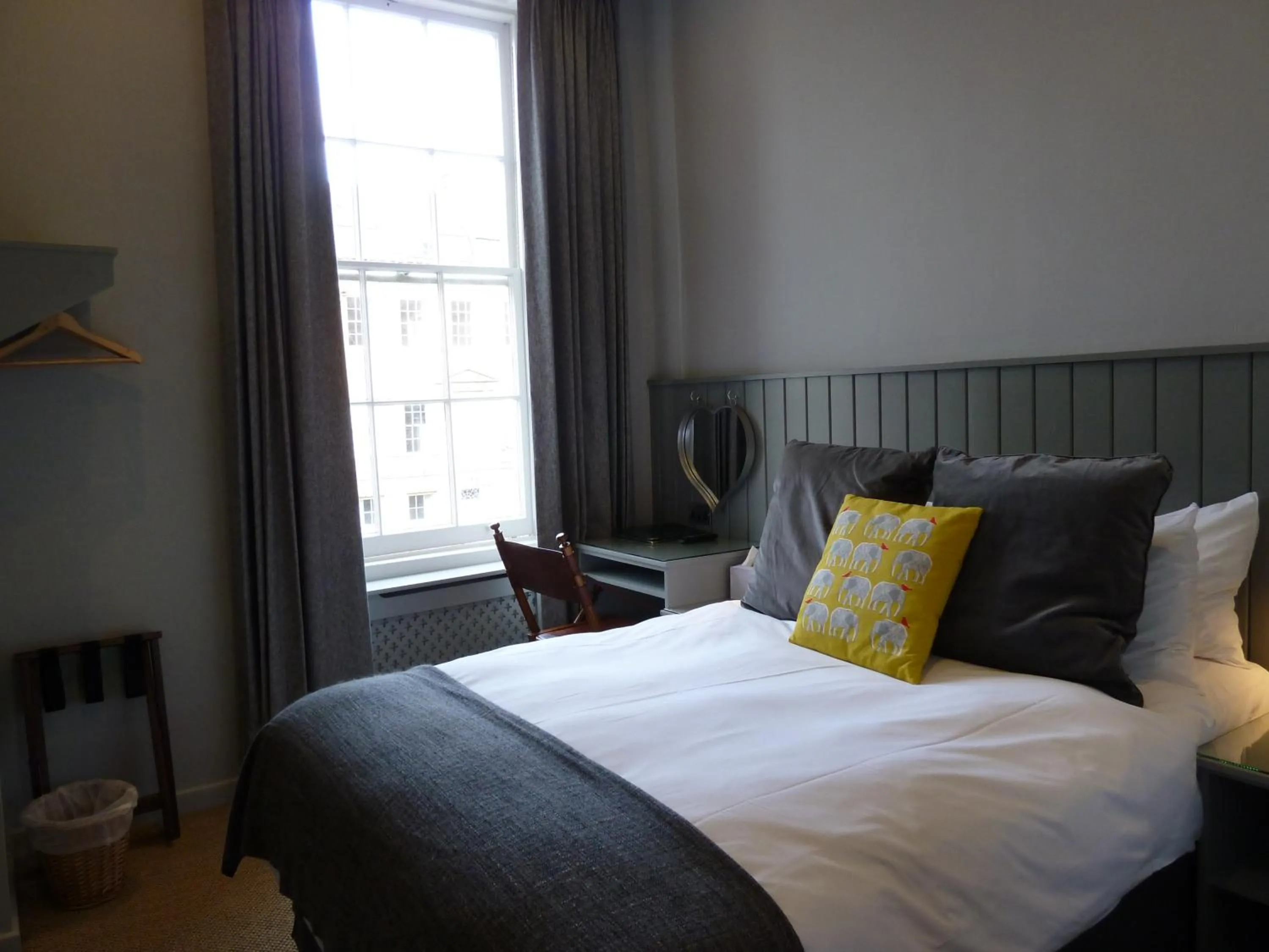 Photo of the whole room, Bed in Edgar Townhouse