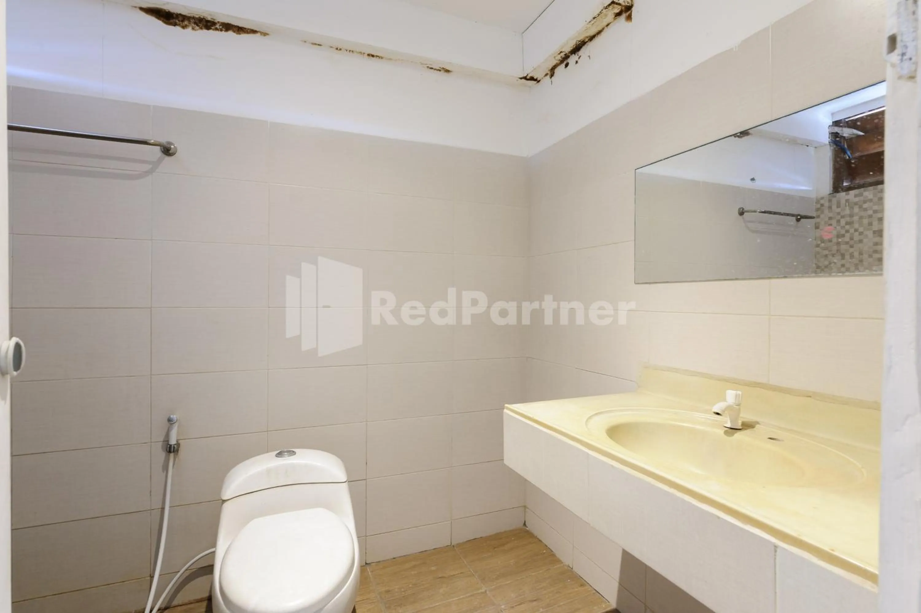 Bathroom in Pulau Bali Hotel Denpasar RedPartner