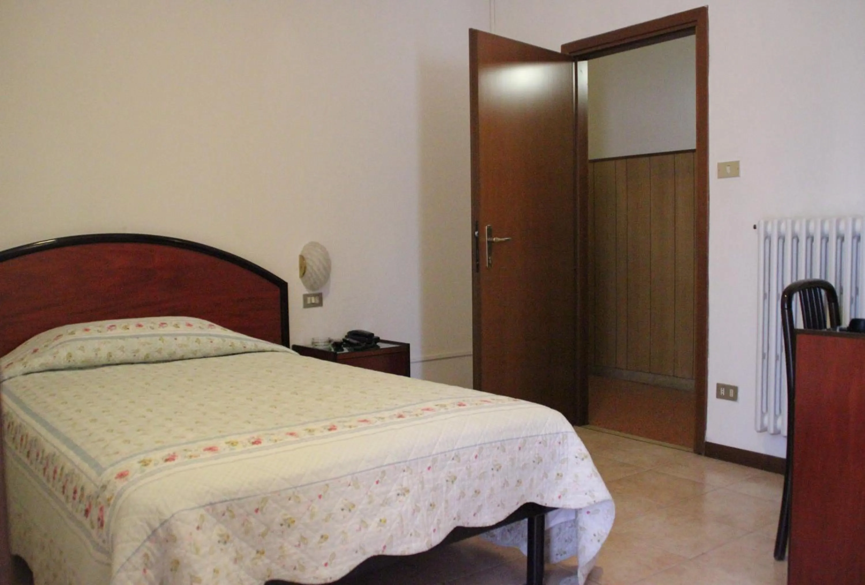 Photo of the whole room, Bed in Nuovo Hotel San Martino snc