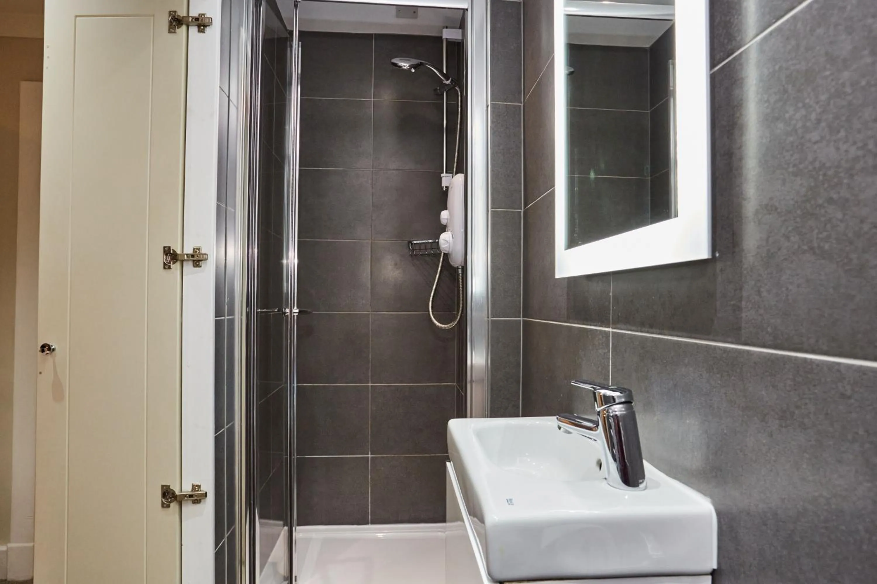 Shower in LOCH TAY HIGHLAND LODGES and GLAMPING PARK