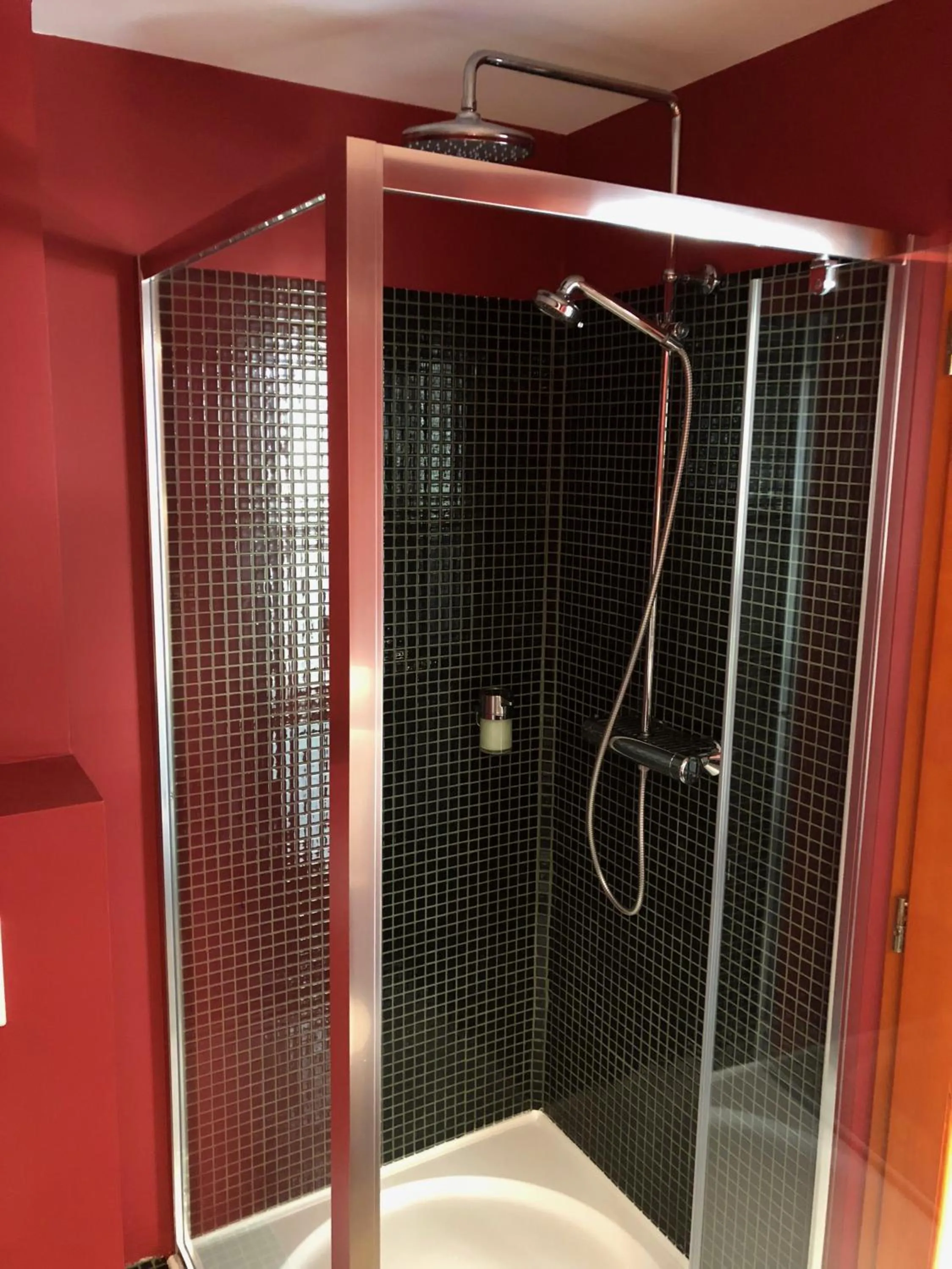 Shower in Semiramis Business Hotel