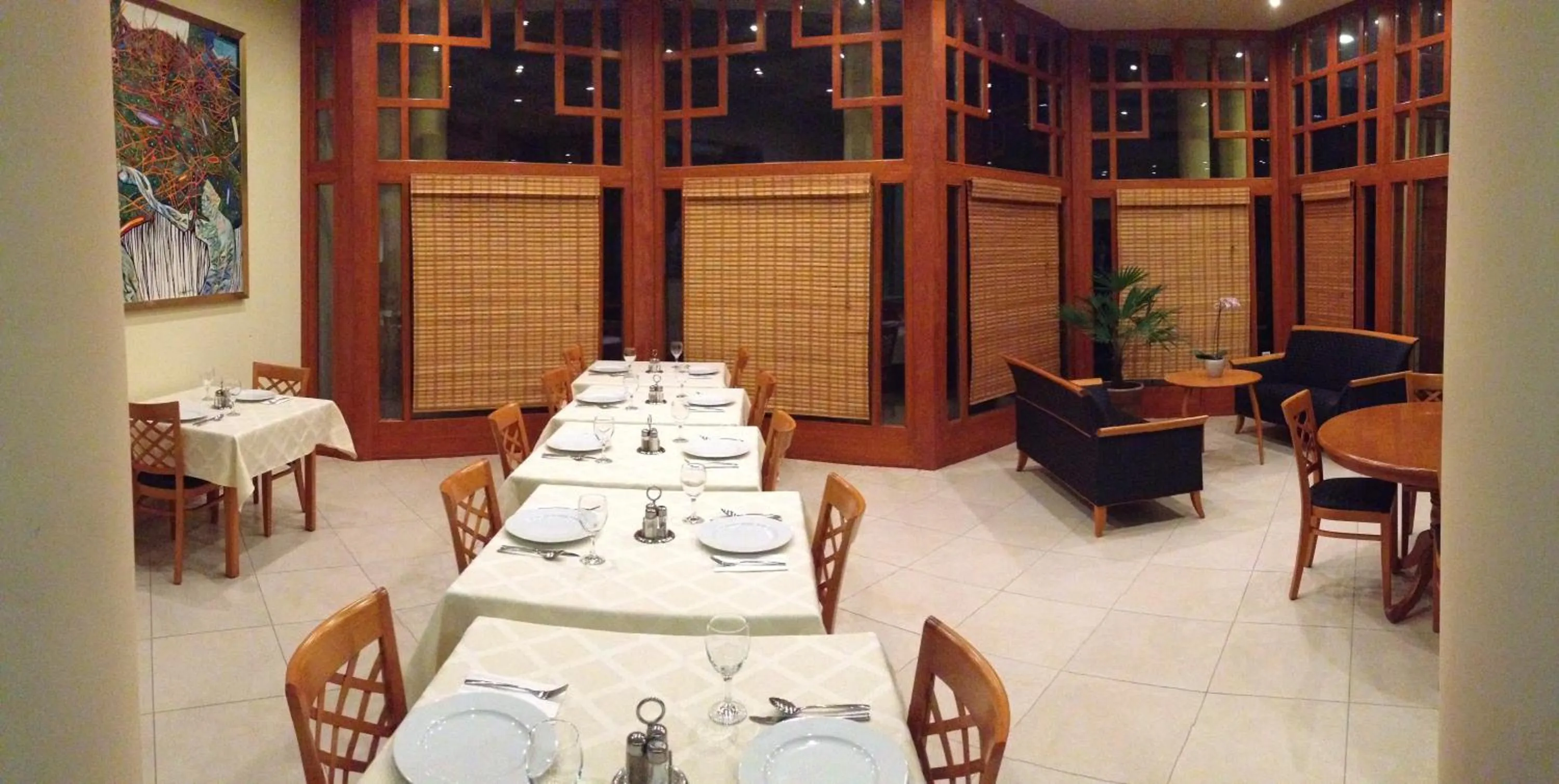 Restaurant/places to eat in Semiramis Business Hotel