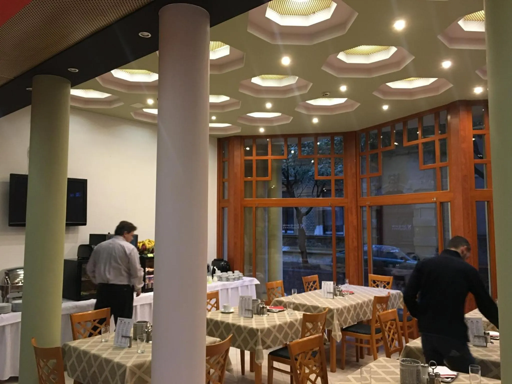 Restaurant/places to eat in Semiramis Business Hotel