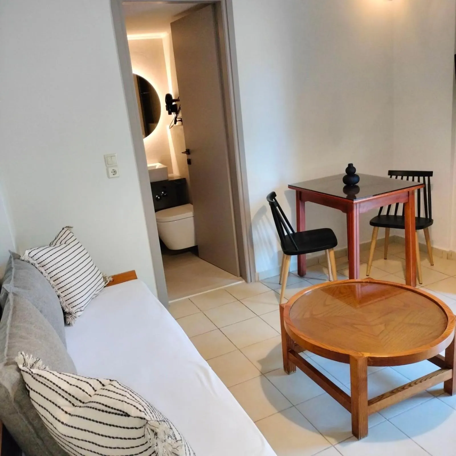 Seating area, Bed in Nancy - Chara Apartments