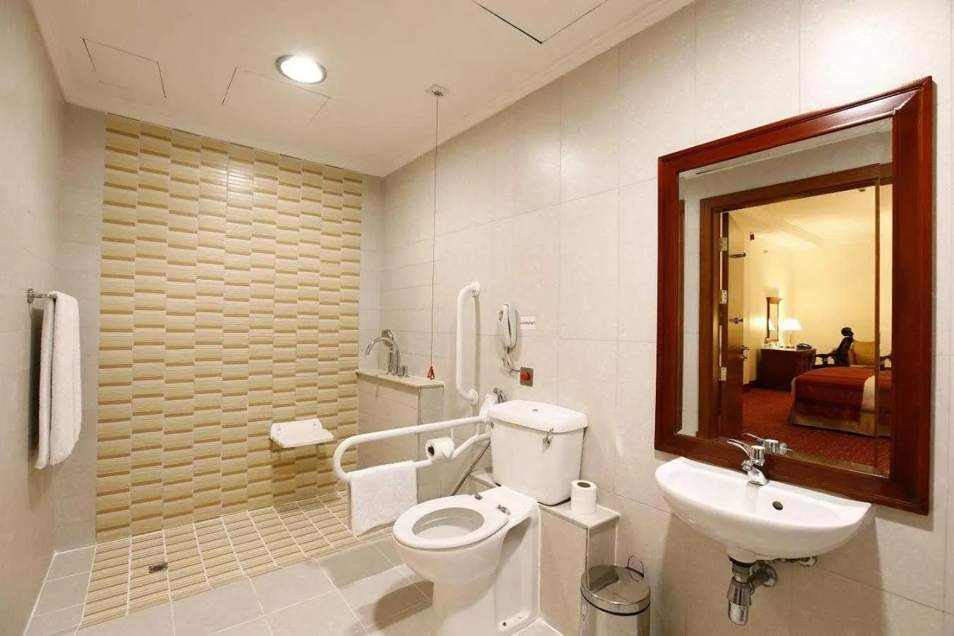 Bathroom in Sunday Hotel Holiday international Dubai