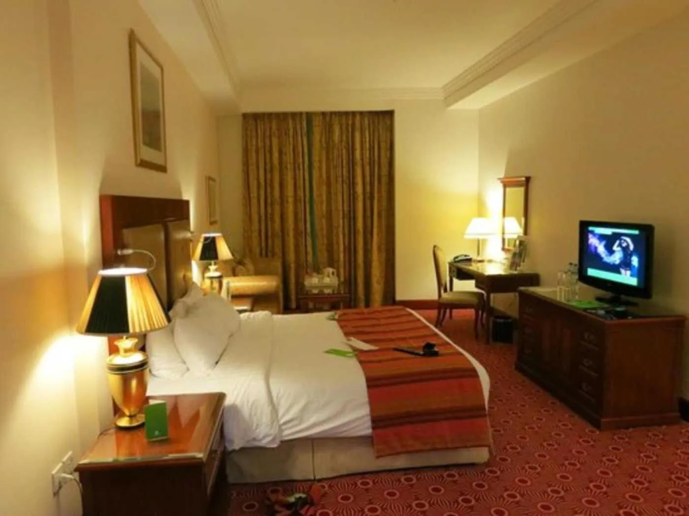 Bedroom, Bed in Sunday Hotel Holiday international Dubai