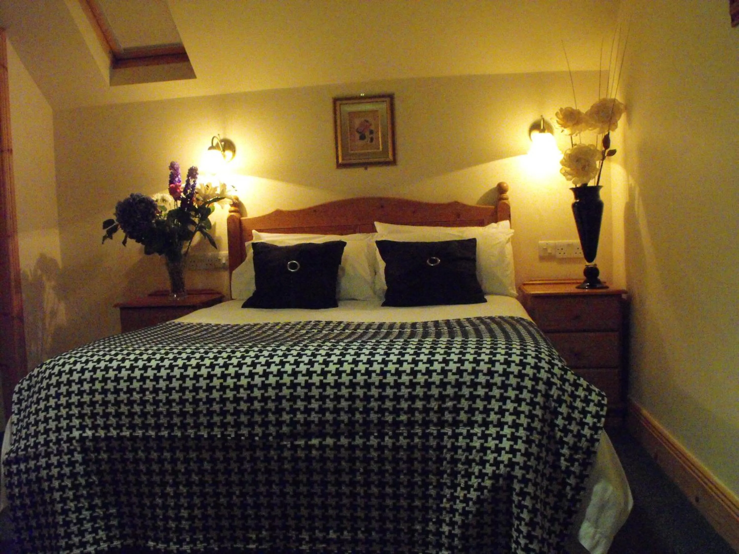 Photo of the whole room, Bed in The Anvil Bar B&B