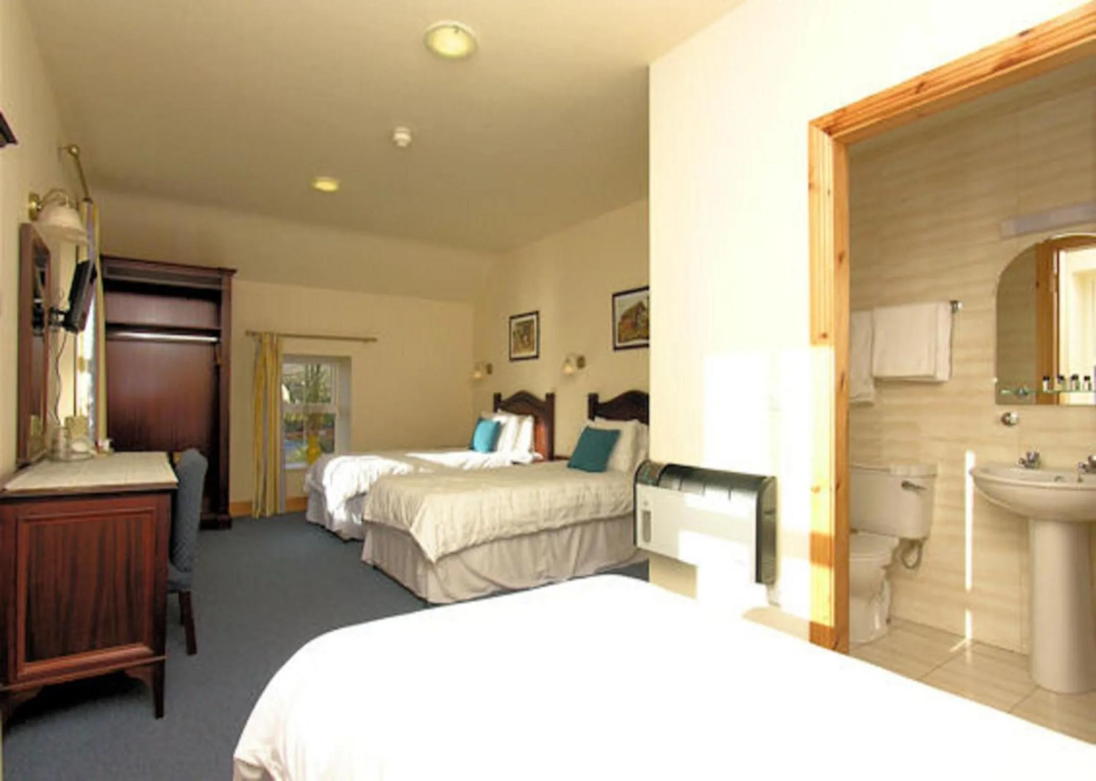 Photo of the whole room, Bed in The Anvil Bar B&B