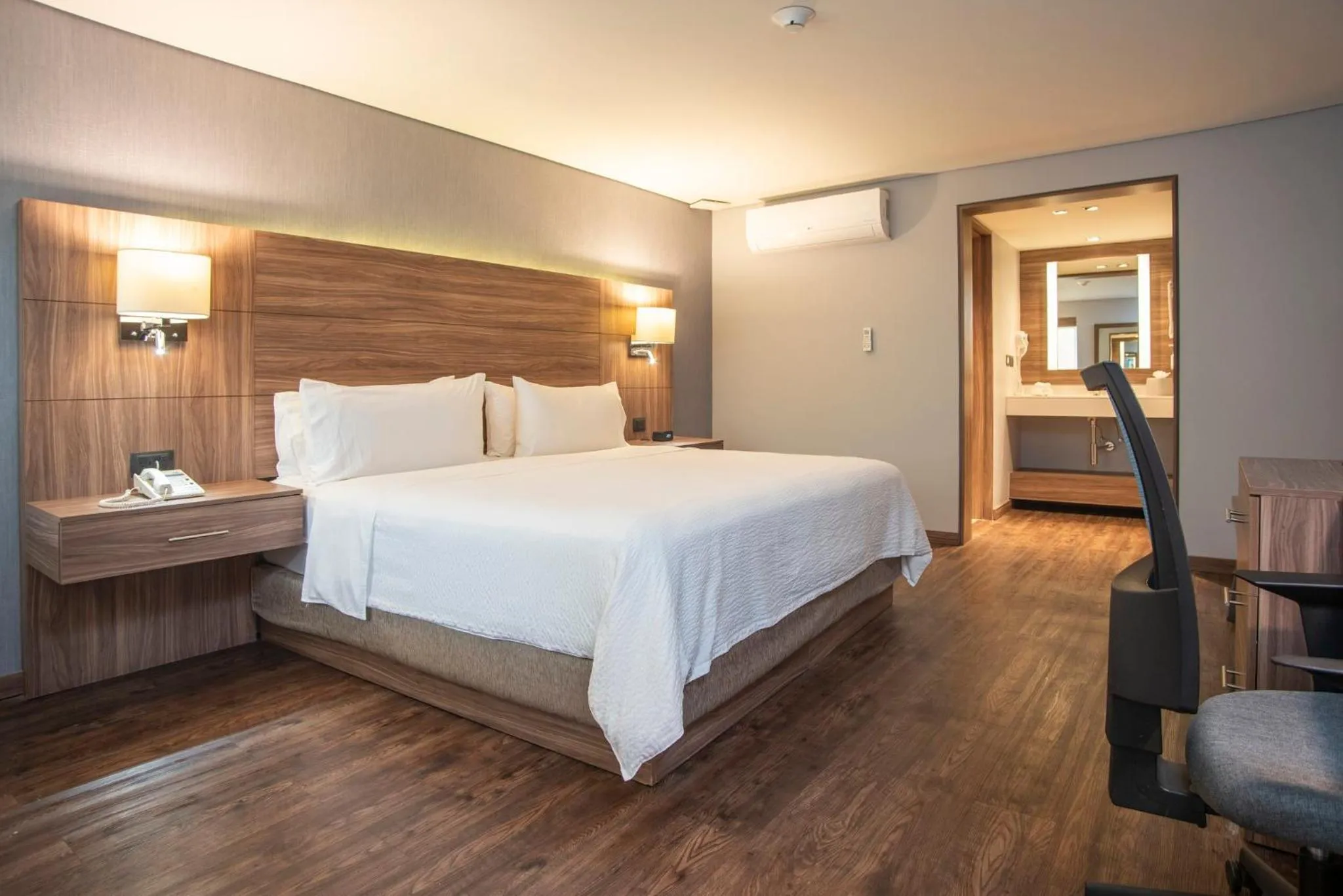 Photo of the whole room, Bed in Holiday Inn Express Morelia by IHG