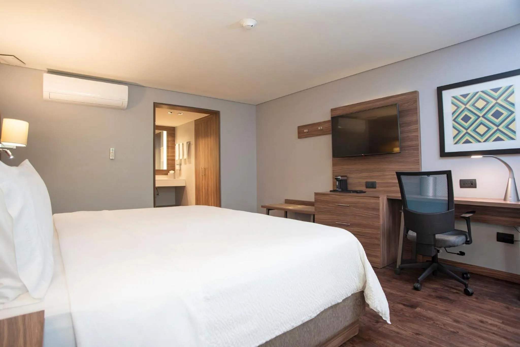 Photo of the whole room, Bed in Holiday Inn Express Morelia by IHG