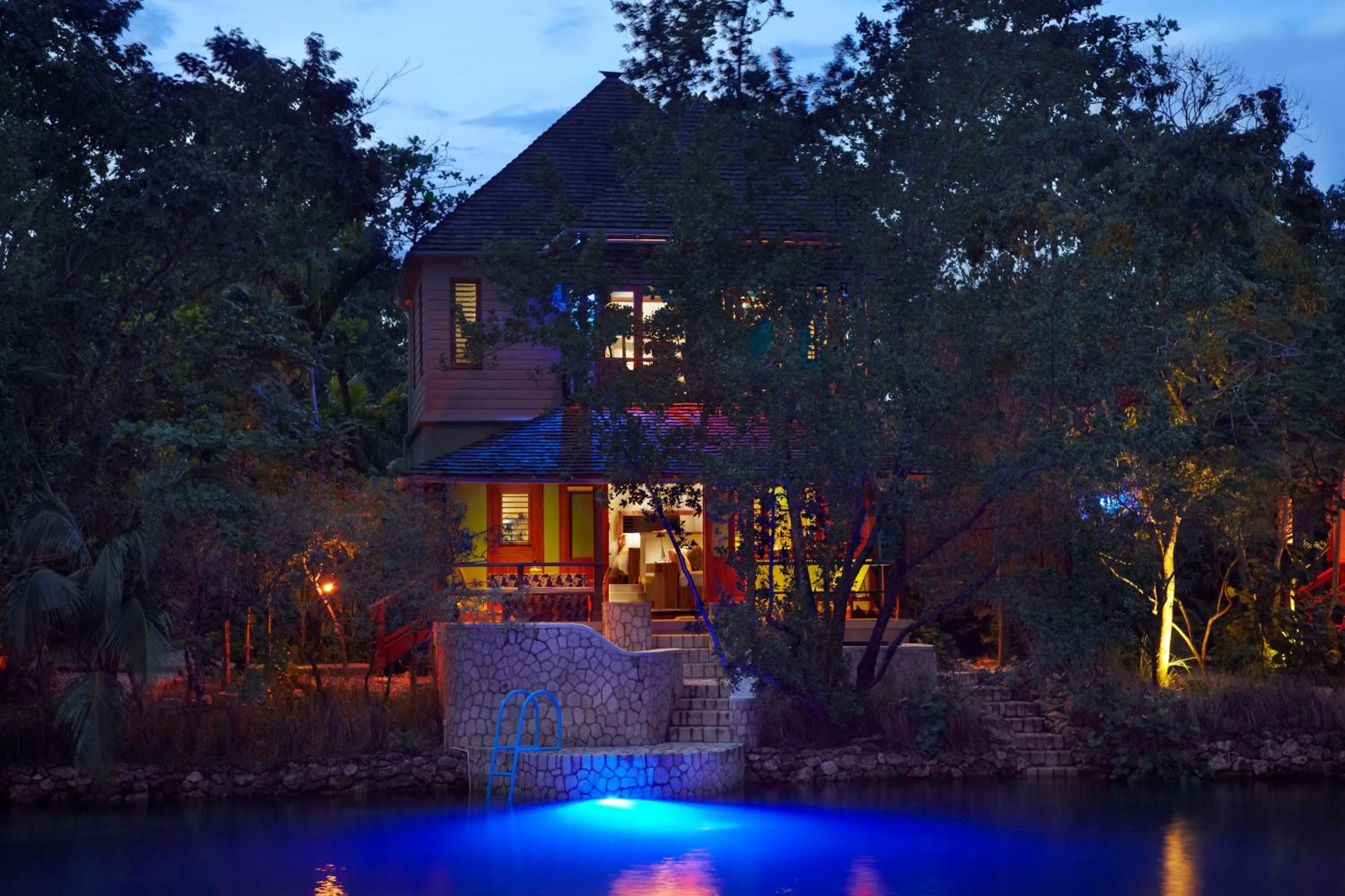 Photo of the whole room in GoldenEye