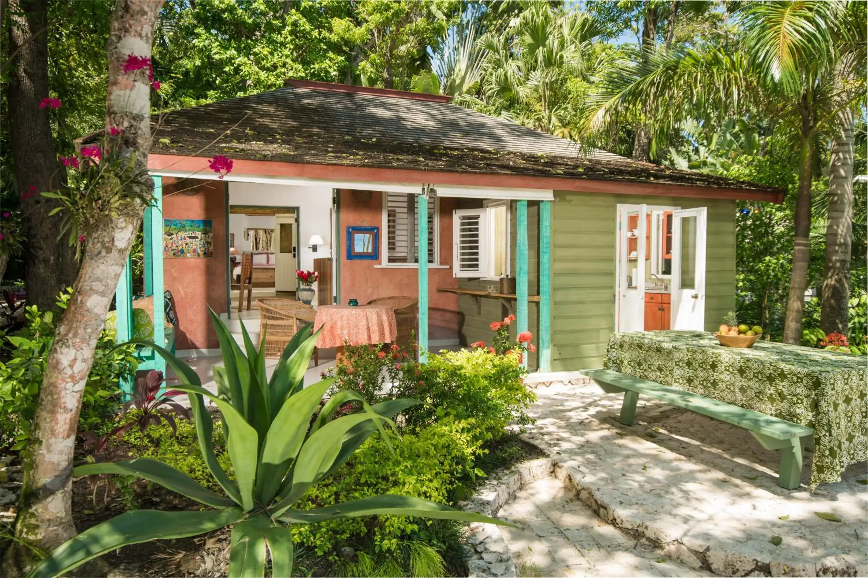 Photo of the whole room in GoldenEye Photo of the whole room in GoldenEye