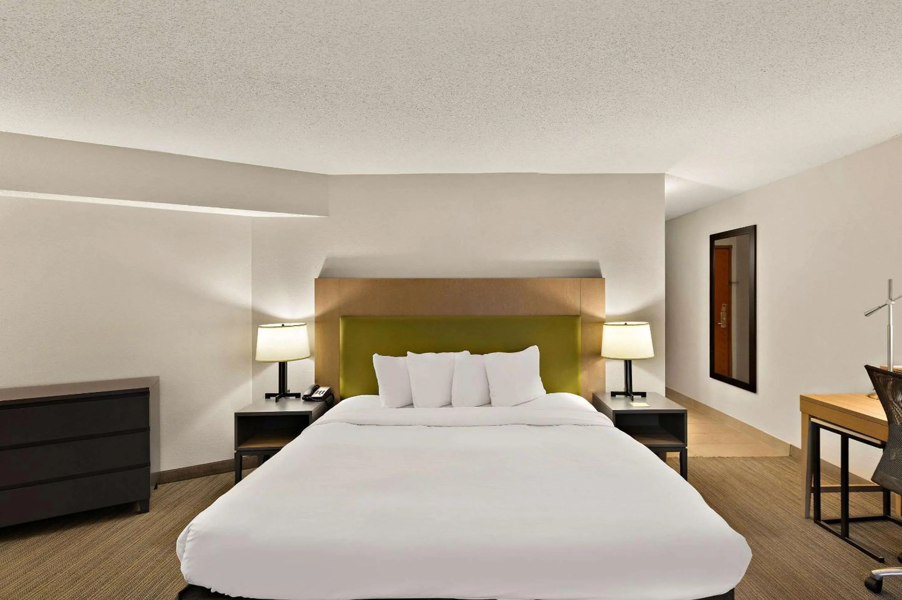 Bedroom, Bed in Country Inn & Suites by Radisson, Jonesborough-Johnson City West, TN