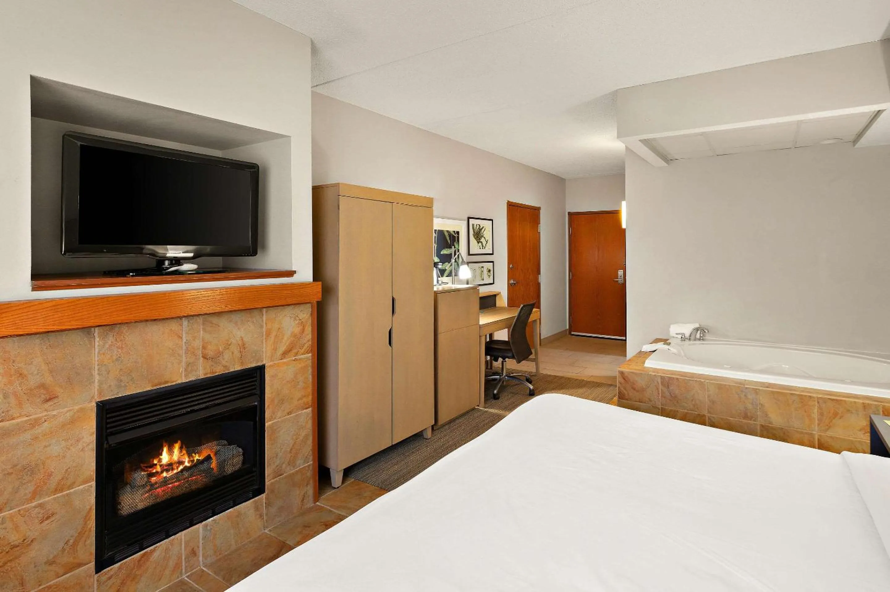 Bedroom, Bed in Country Inn & Suites by Radisson, Jonesborough-Johnson City West, TN