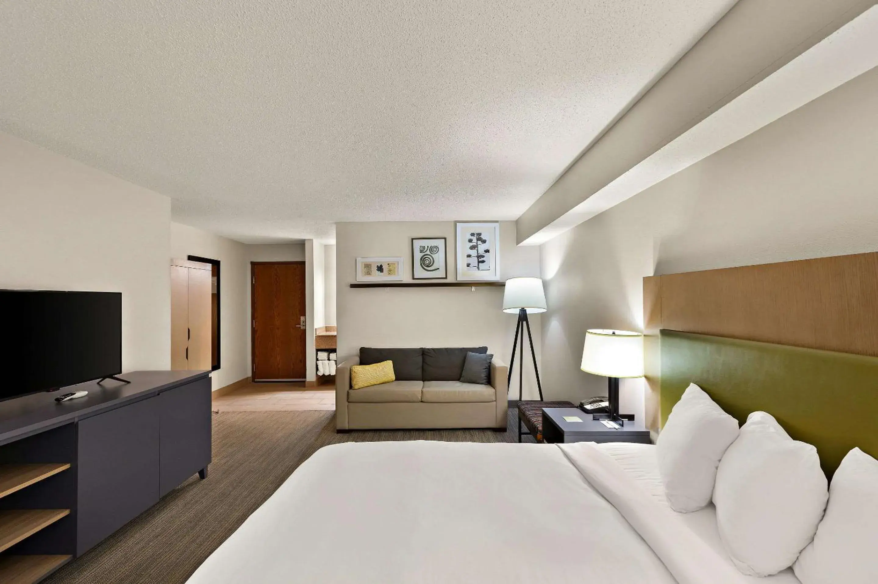 Bedroom, Bed in Country Inn & Suites by Radisson, Jonesborough-Johnson City West, TN Bedroom, Bed in Country Inn & Suites by Radisson, Jonesborough-Johnson City West, TN