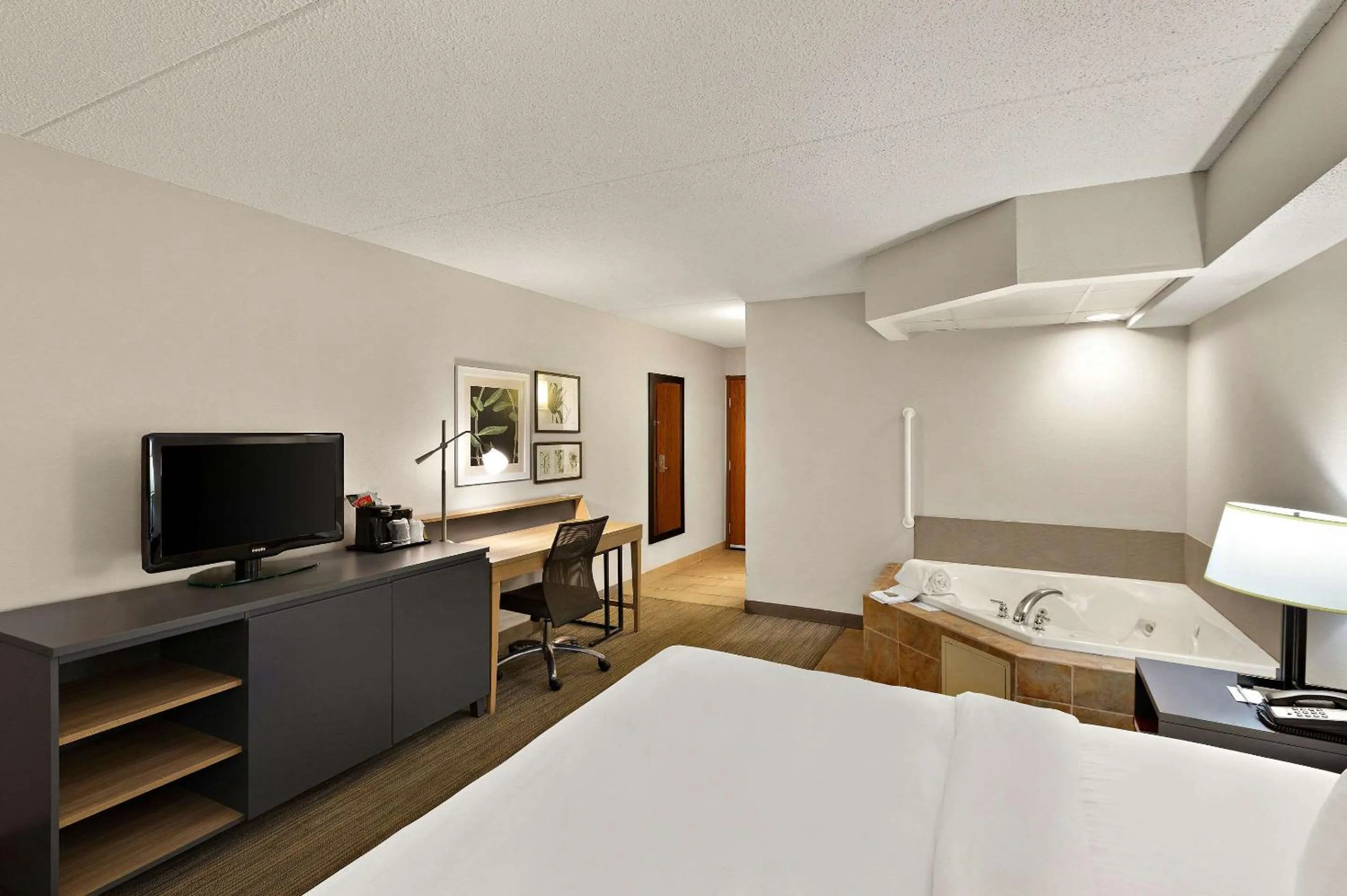 Bedroom, Bed in Country Inn & Suites by Radisson, Jonesborough-Johnson City West, TN