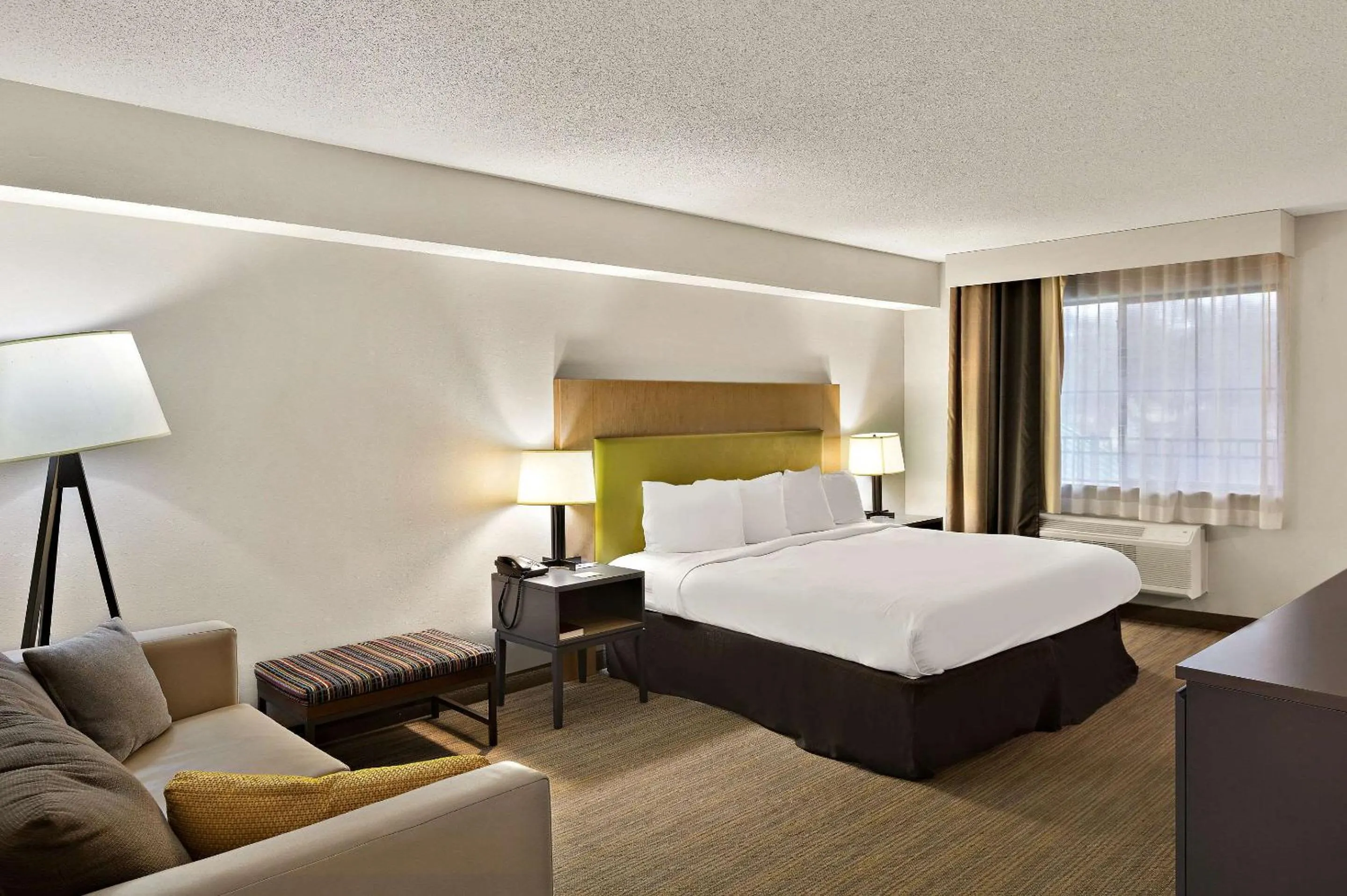 Bedroom, Bed in Country Inn & Suites by Radisson, Jonesborough-Johnson City West, TN