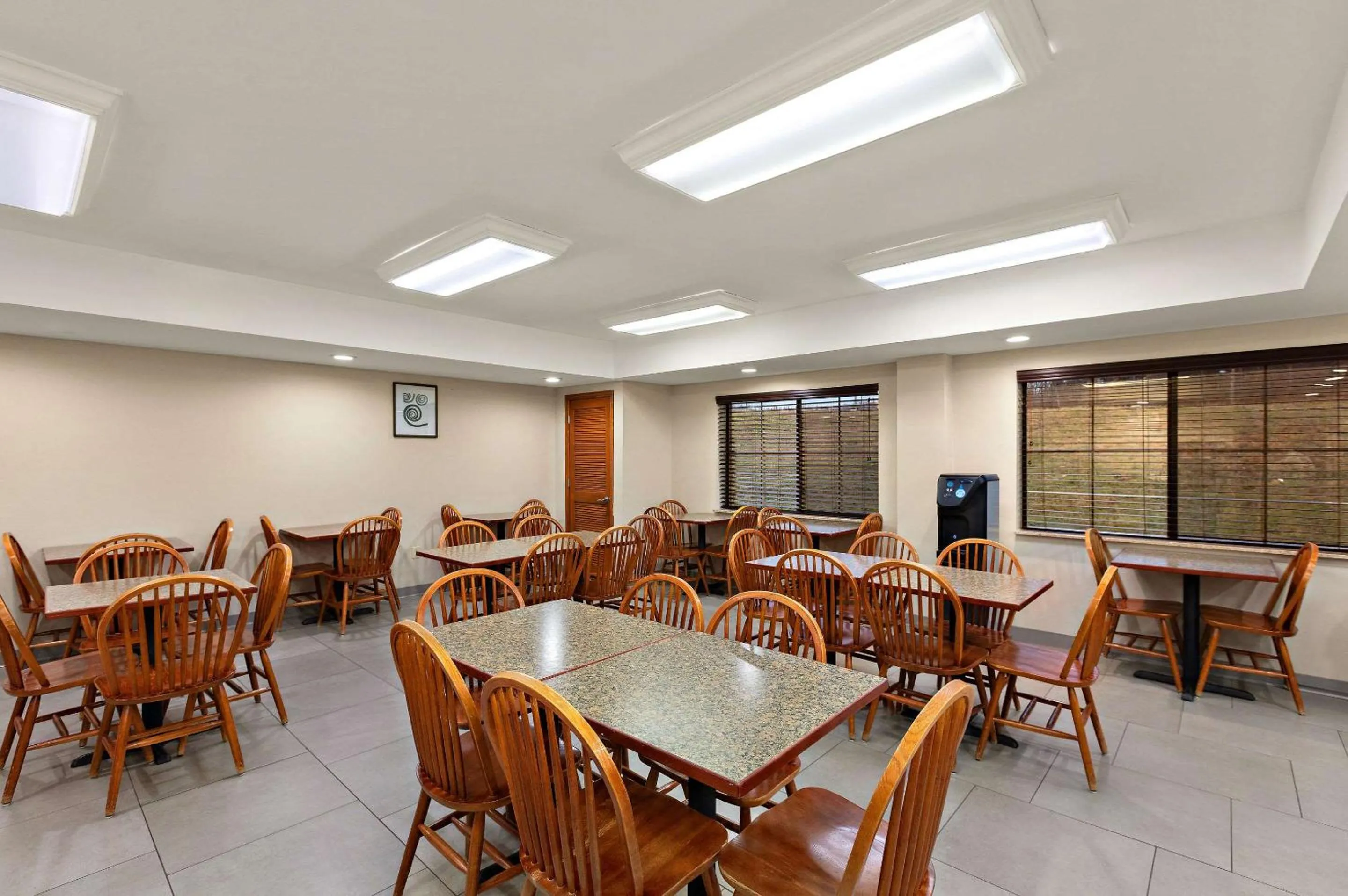 Breakfast in Country Inn & Suites by Radisson, Jonesborough-Johnson City West, TN