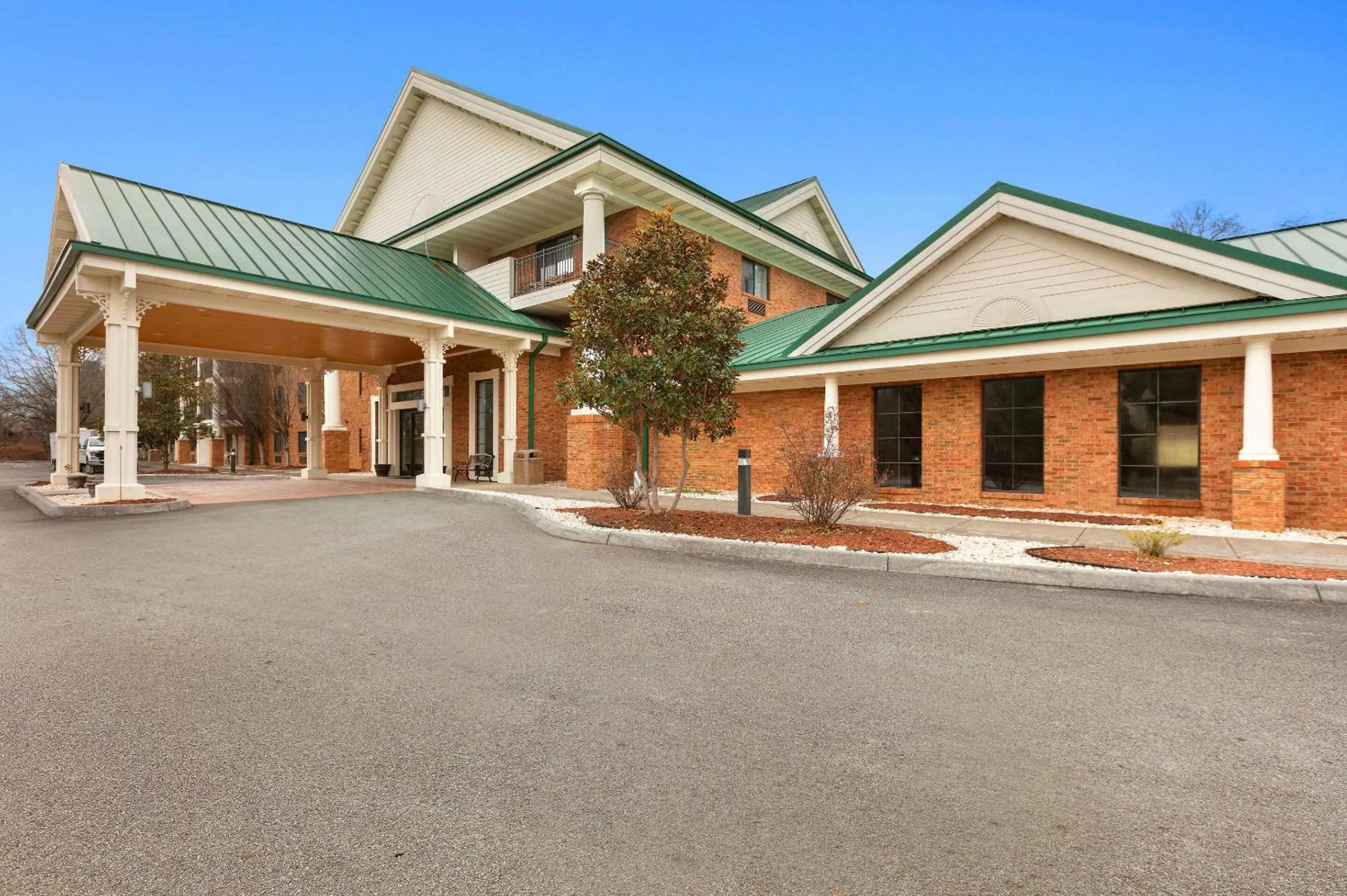 Property building in Country Inn & Suites by Radisson, Jonesborough-Johnson City West, TN