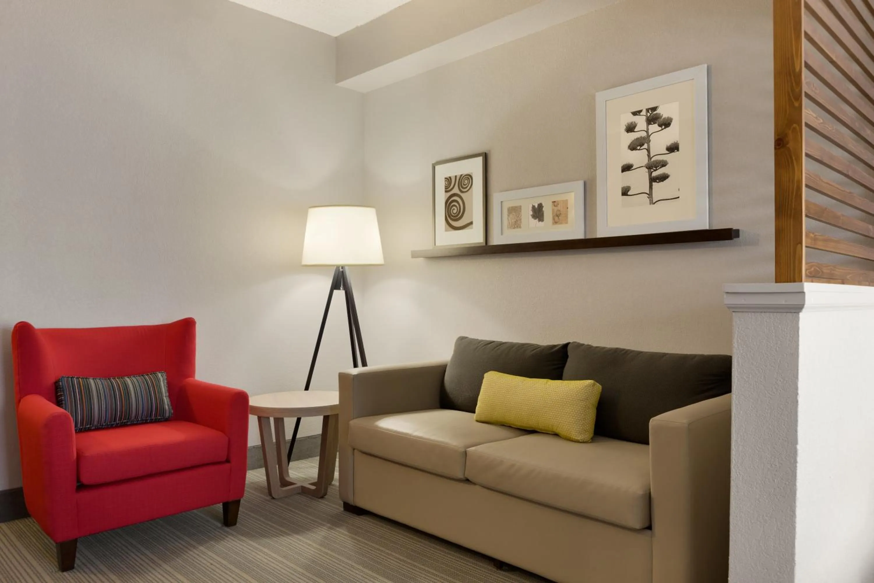 Living room in Country Inn & Suites by Radisson, Jackson, TN