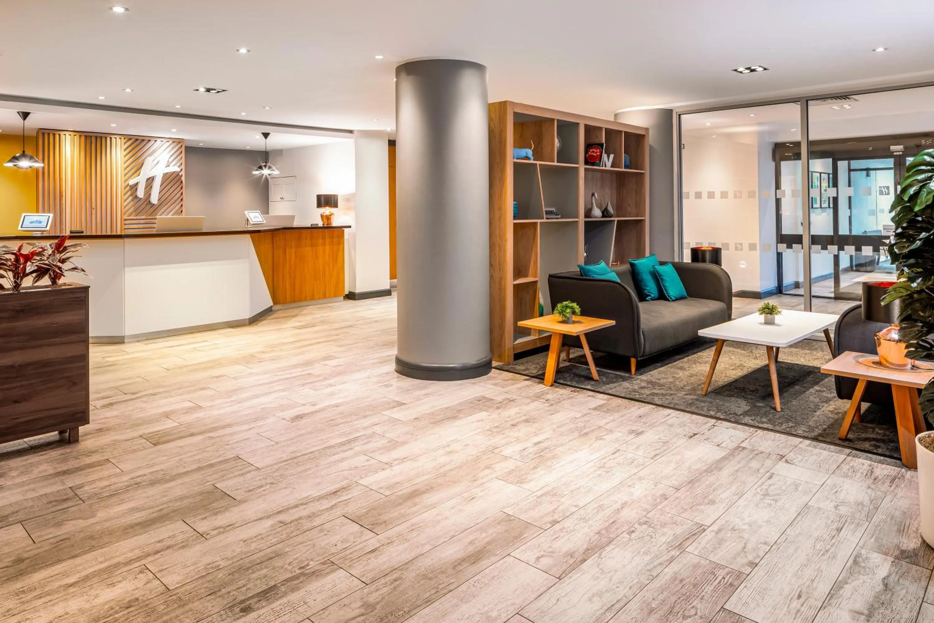 Lobby or reception in Holiday Inn High Wycombe M40, Jct.4 by IHG