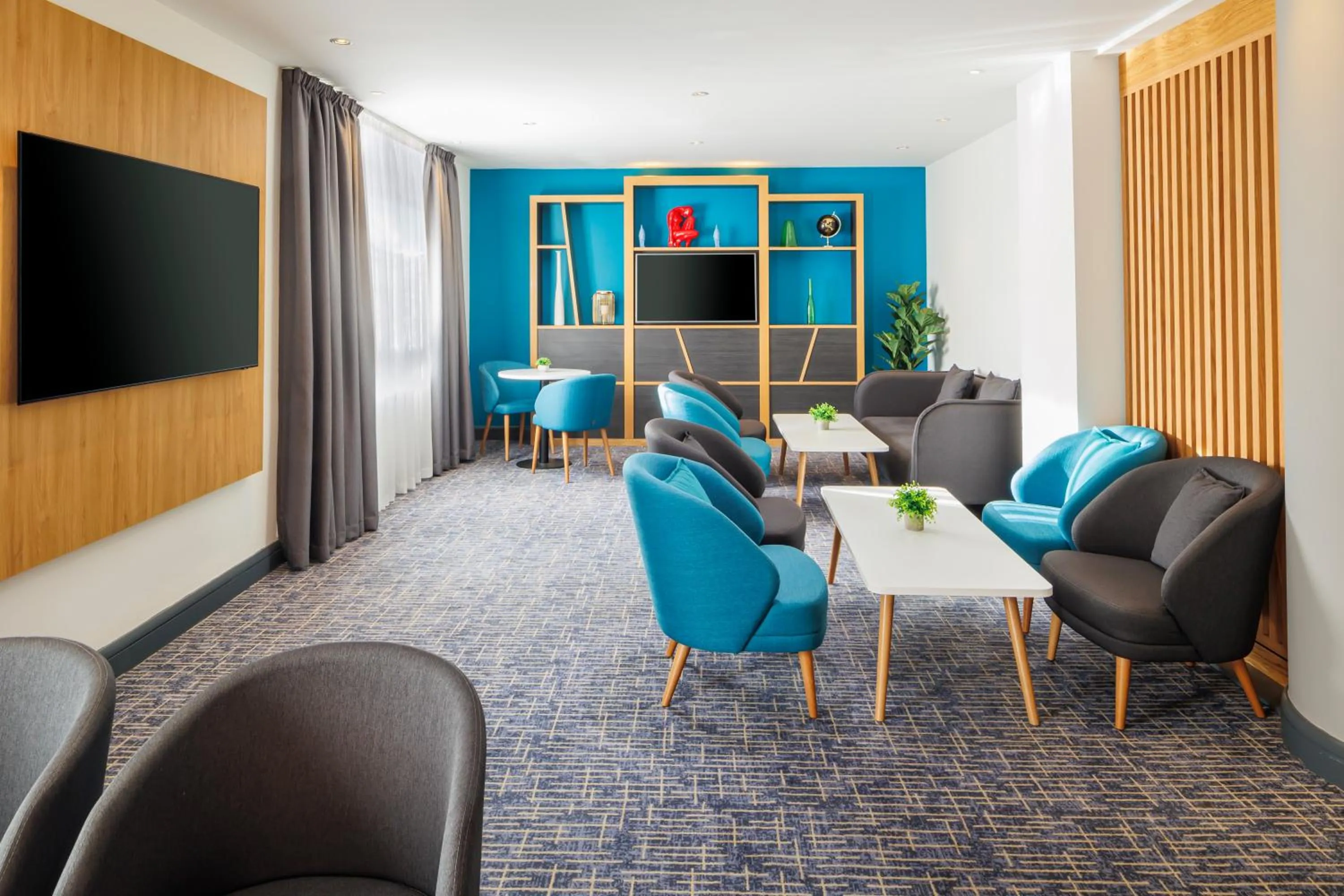Lobby or reception in Holiday Inn High Wycombe M40, Jct.4 by IHG