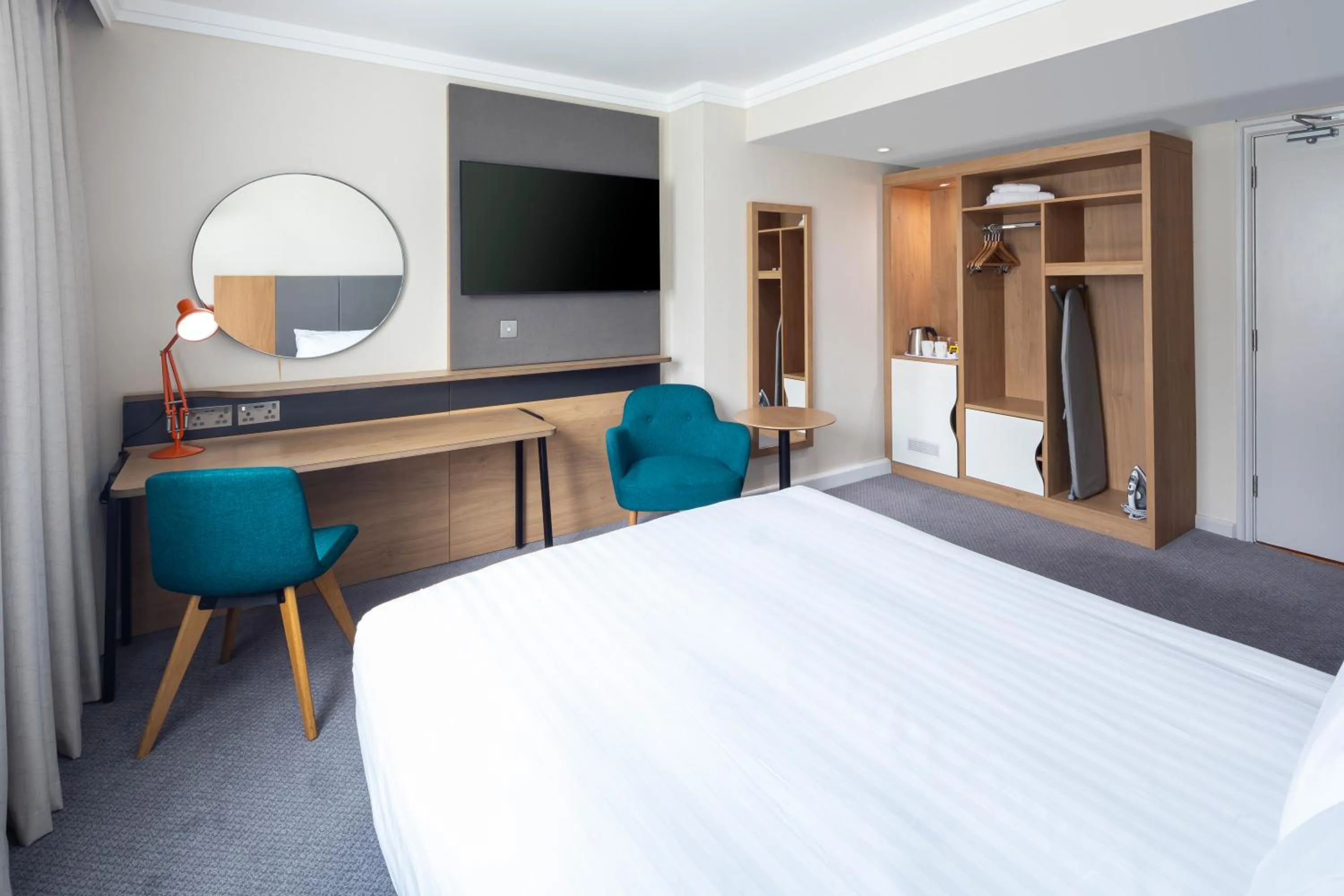 TV and multimedia, Bed in Holiday Inn High Wycombe M40, Jct.4 by IHG