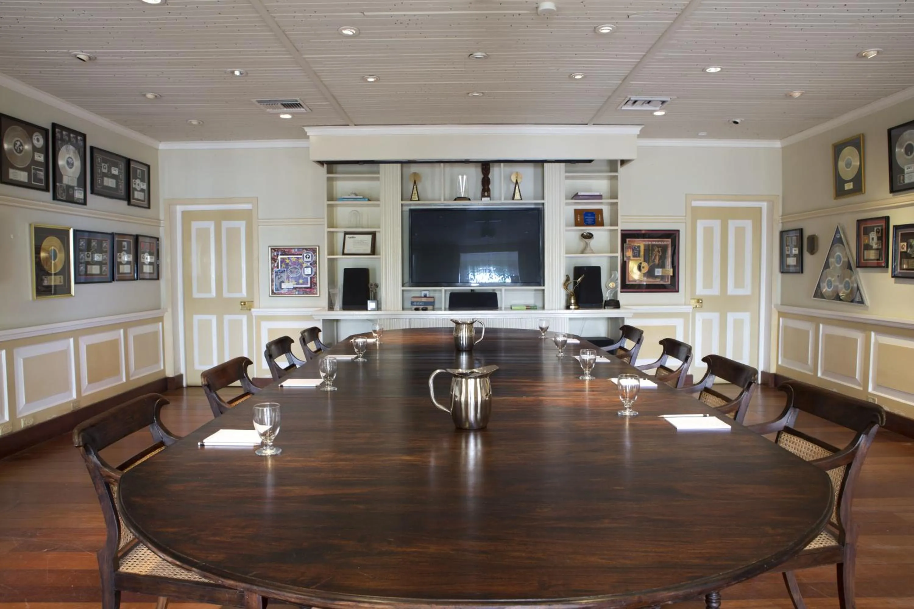 Business facilities in Strawberry Hill