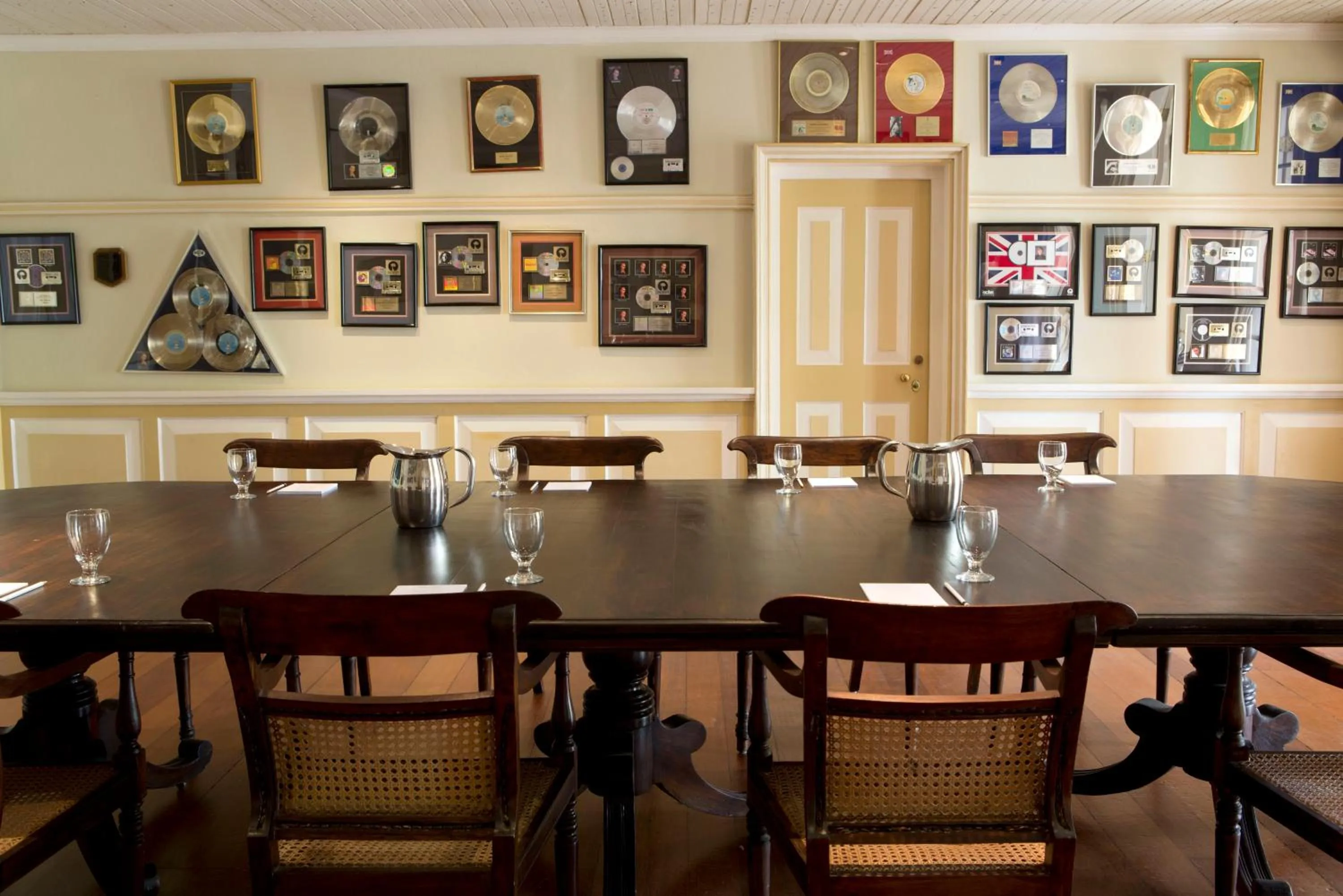 Business facilities in Strawberry Hill