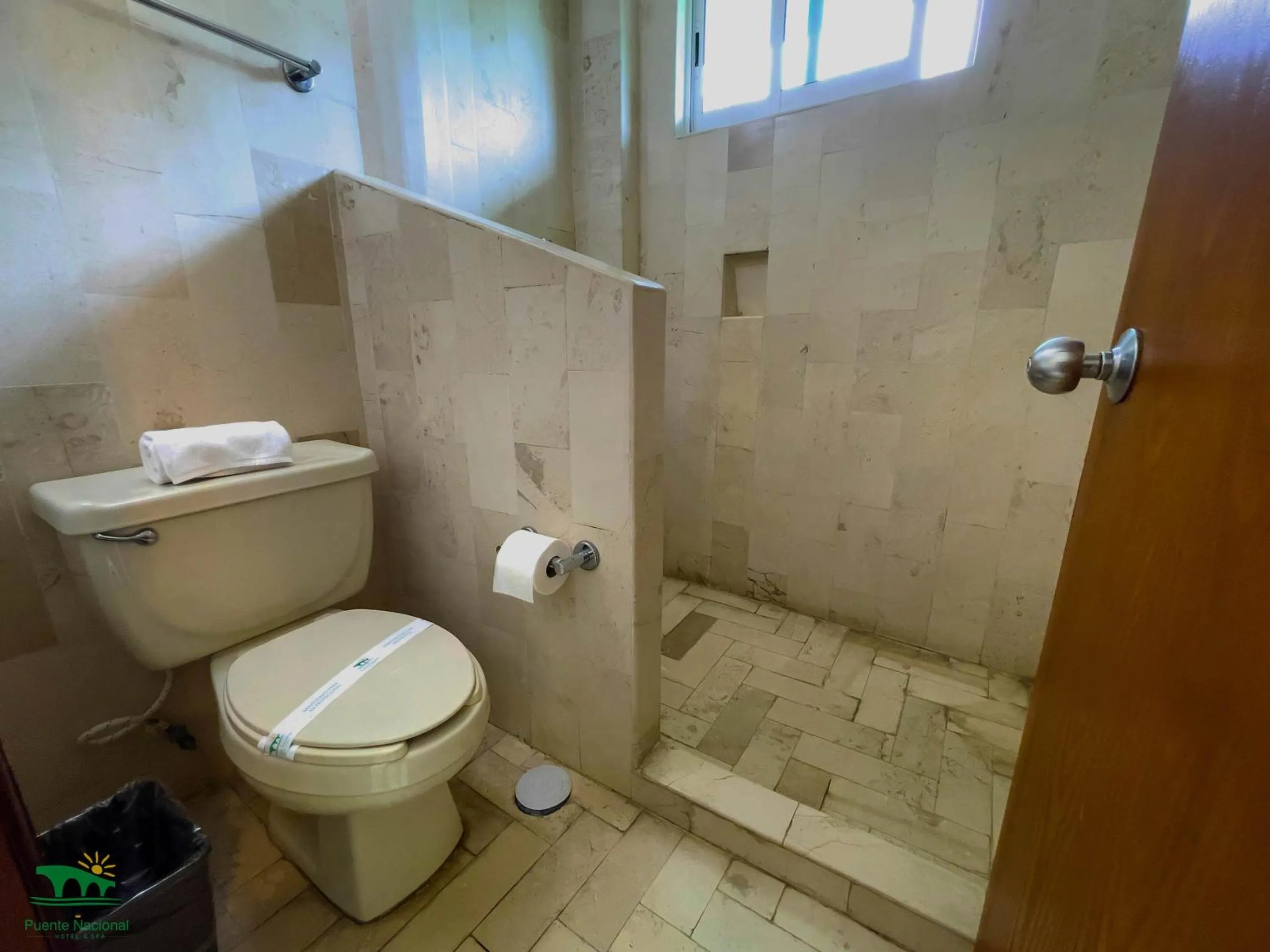 Shower in Hotel Puente Nacional & Spa