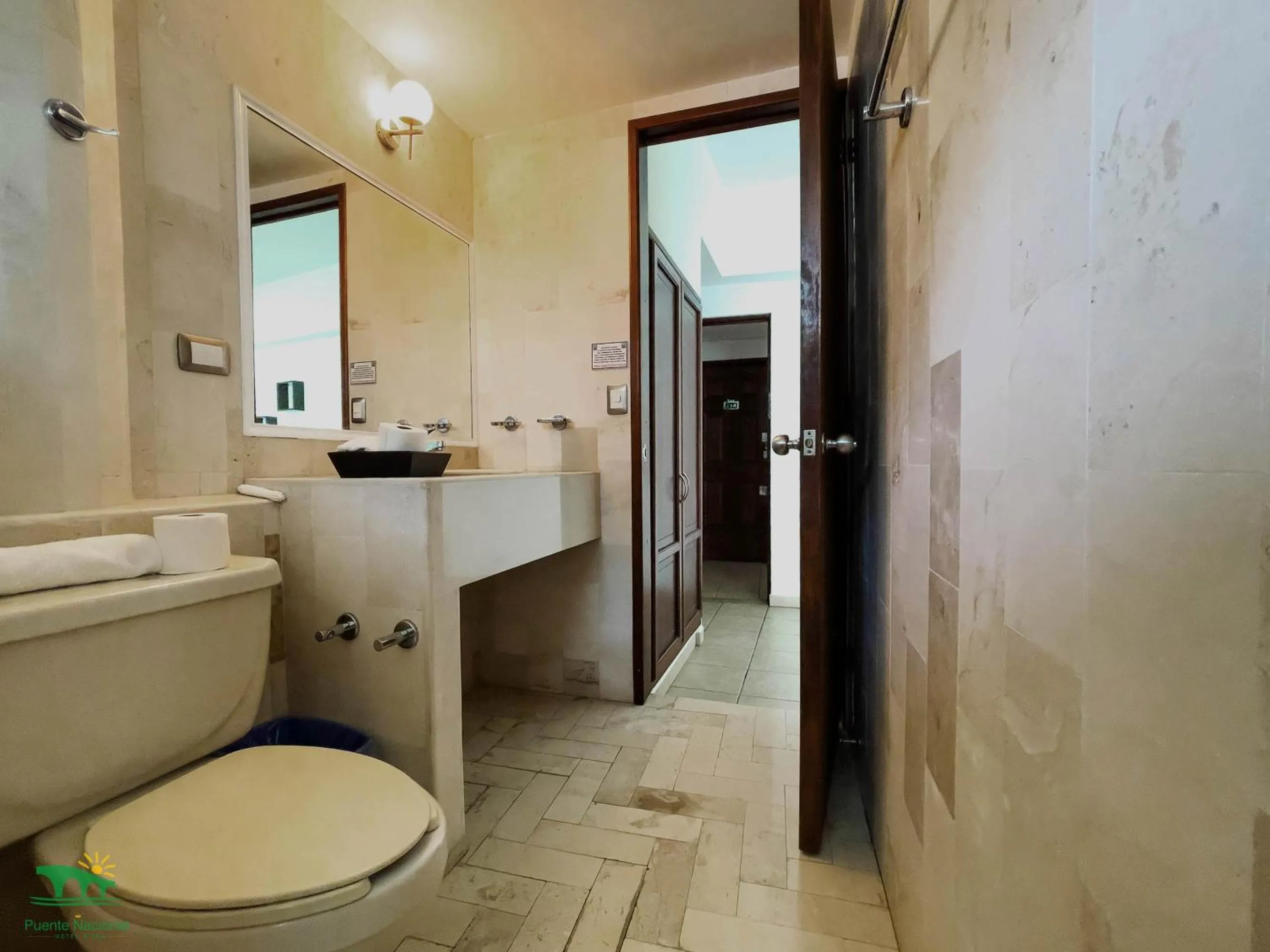 Toilet in Hotel Puente Nacional & Spa