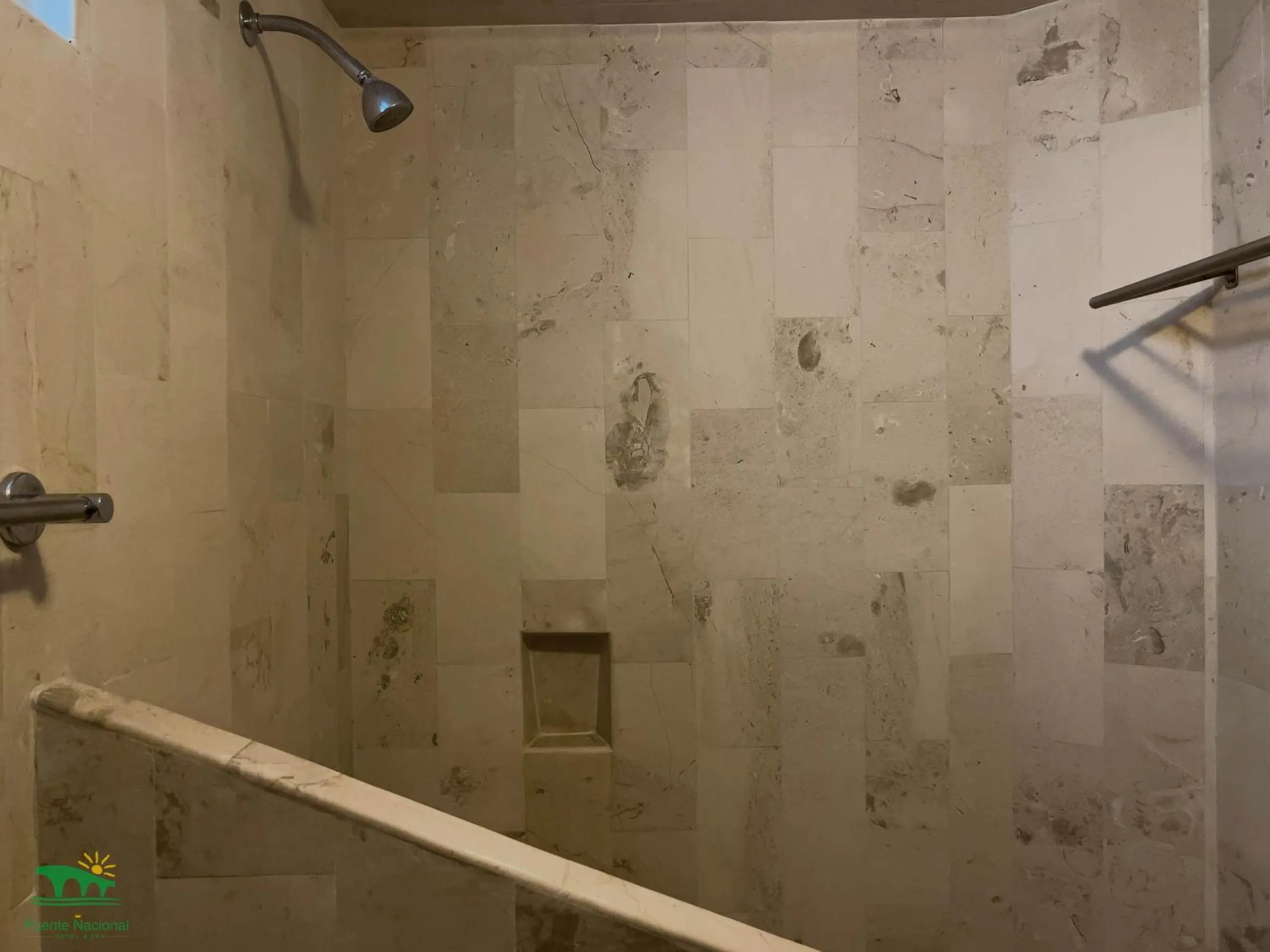 Shower in Hotel Puente Nacional & Spa