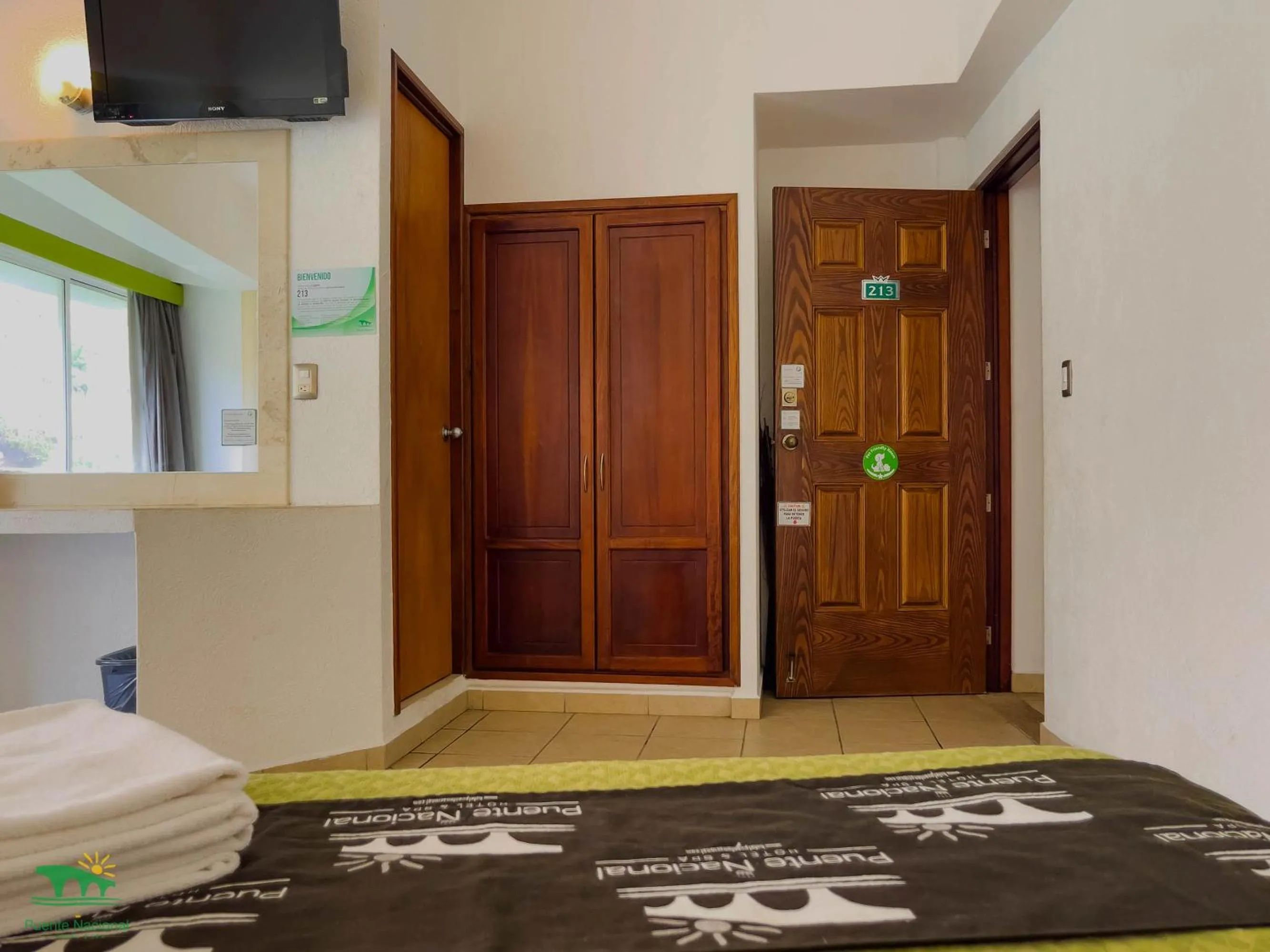 wardrobe in Hotel Puente Nacional & Spa